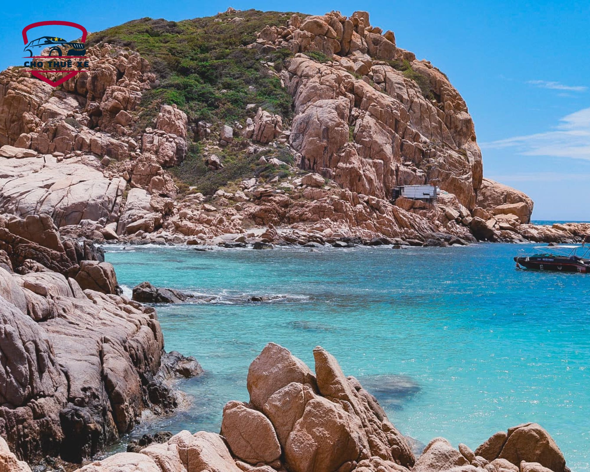 Bãi biển hoang sơ với làn nước trong xanh tại Ninh Thuận