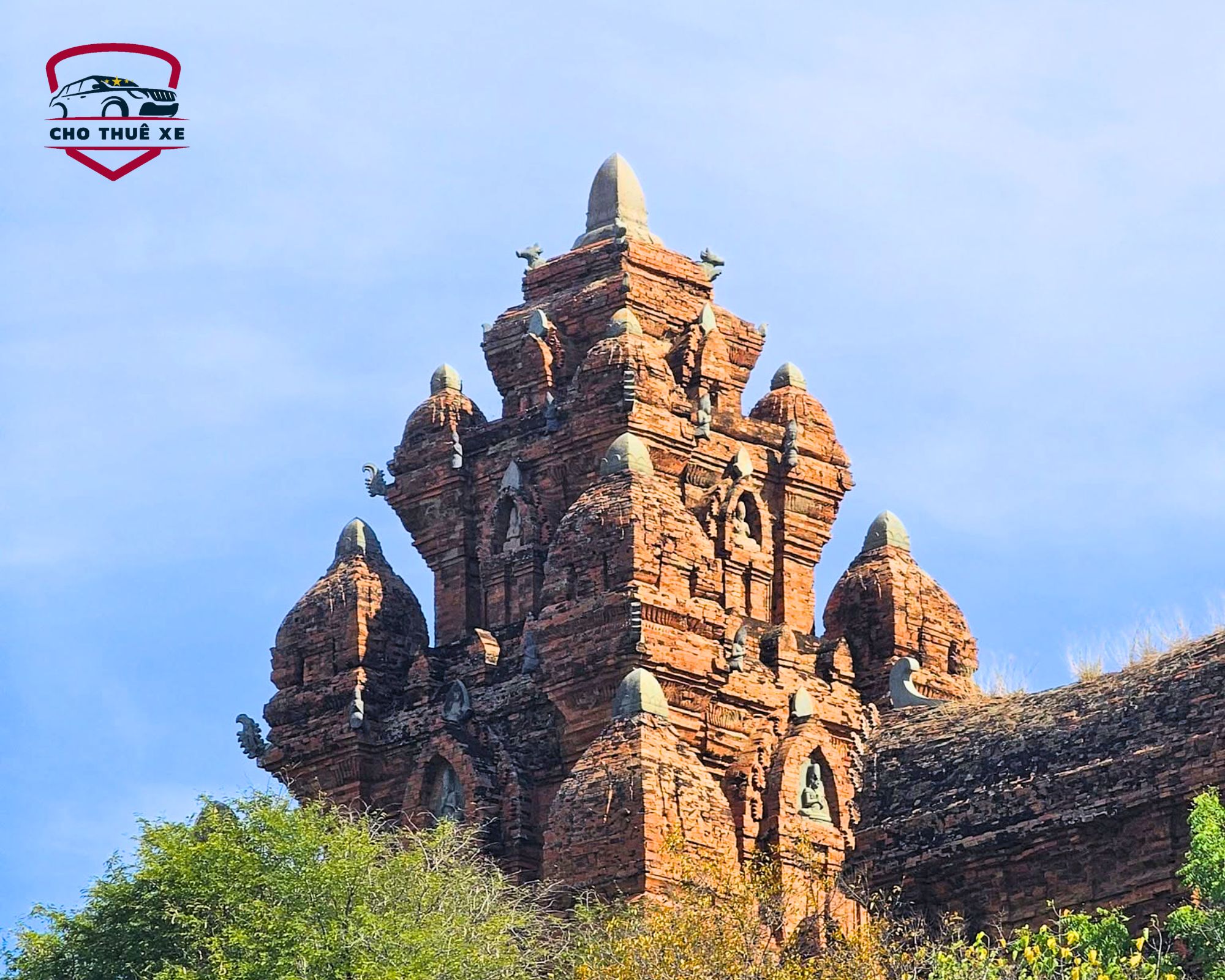 Hình ảnh toàn cảnh Tháp Po Klong Garai cổ kính vươn cao trên đỉnh đồi xanh dưới bầu trời trong xanh