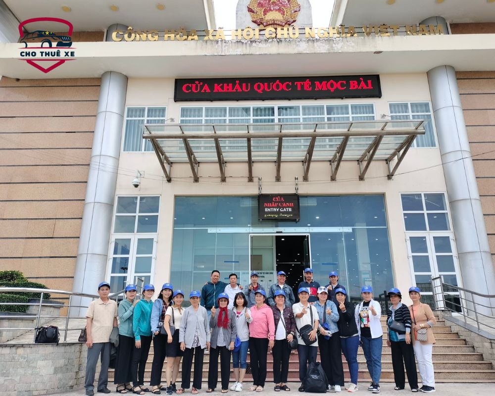 Khoảnh khắc lưu niệm của một đoàn khách tại cửa khẩu biên giới Mộc Bài