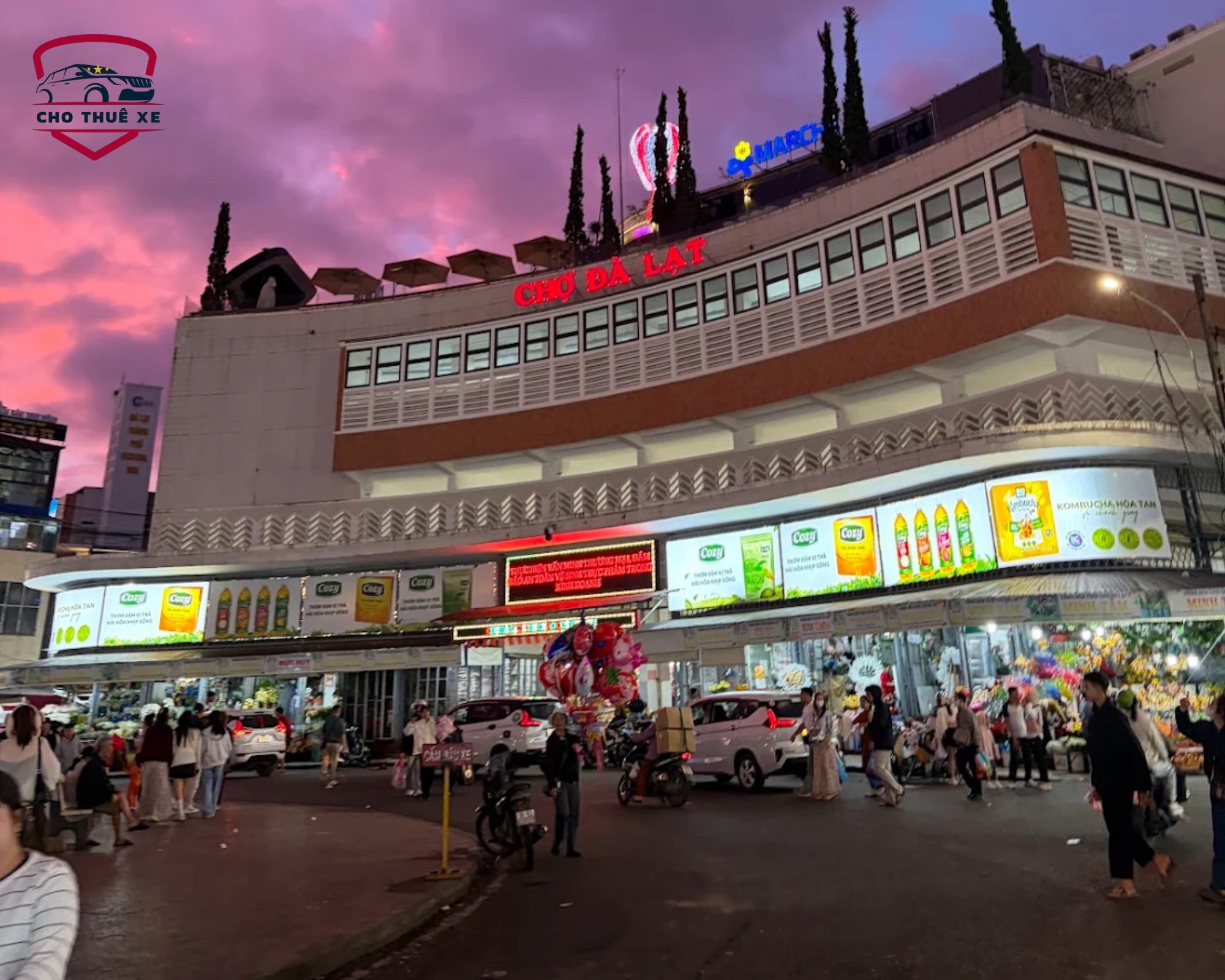 Khung cảnh chợ Đà Lạt buổi tối xe cộ nhộn nhịp du khách dạo phố