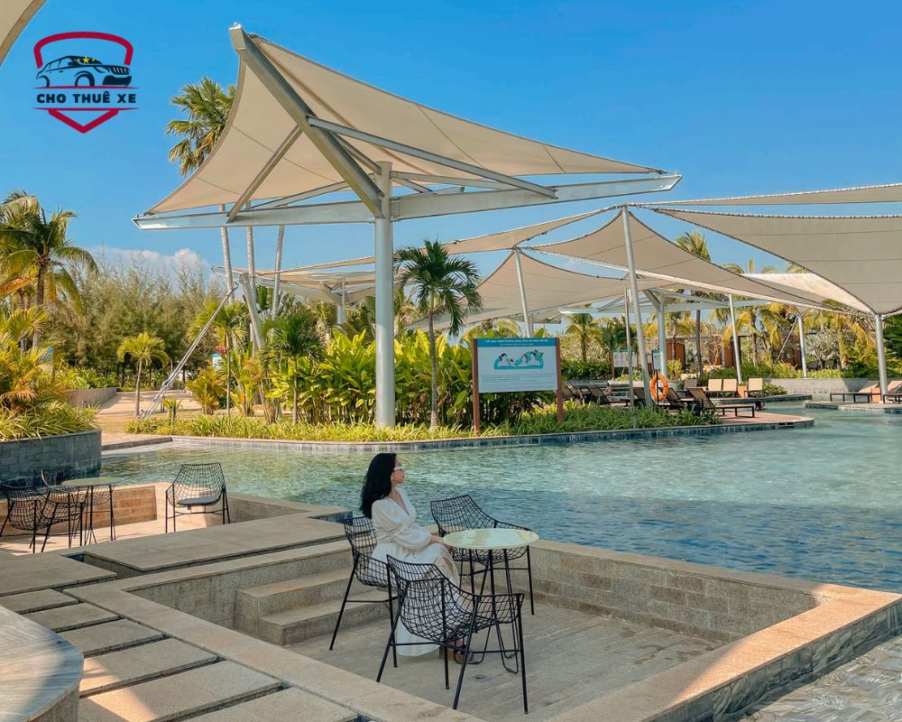 Khung cảnh rộng rãi của khu vực hồ bơi với làn nước trong vắt phản chiếu bầu trời xanh tại Bình Châu