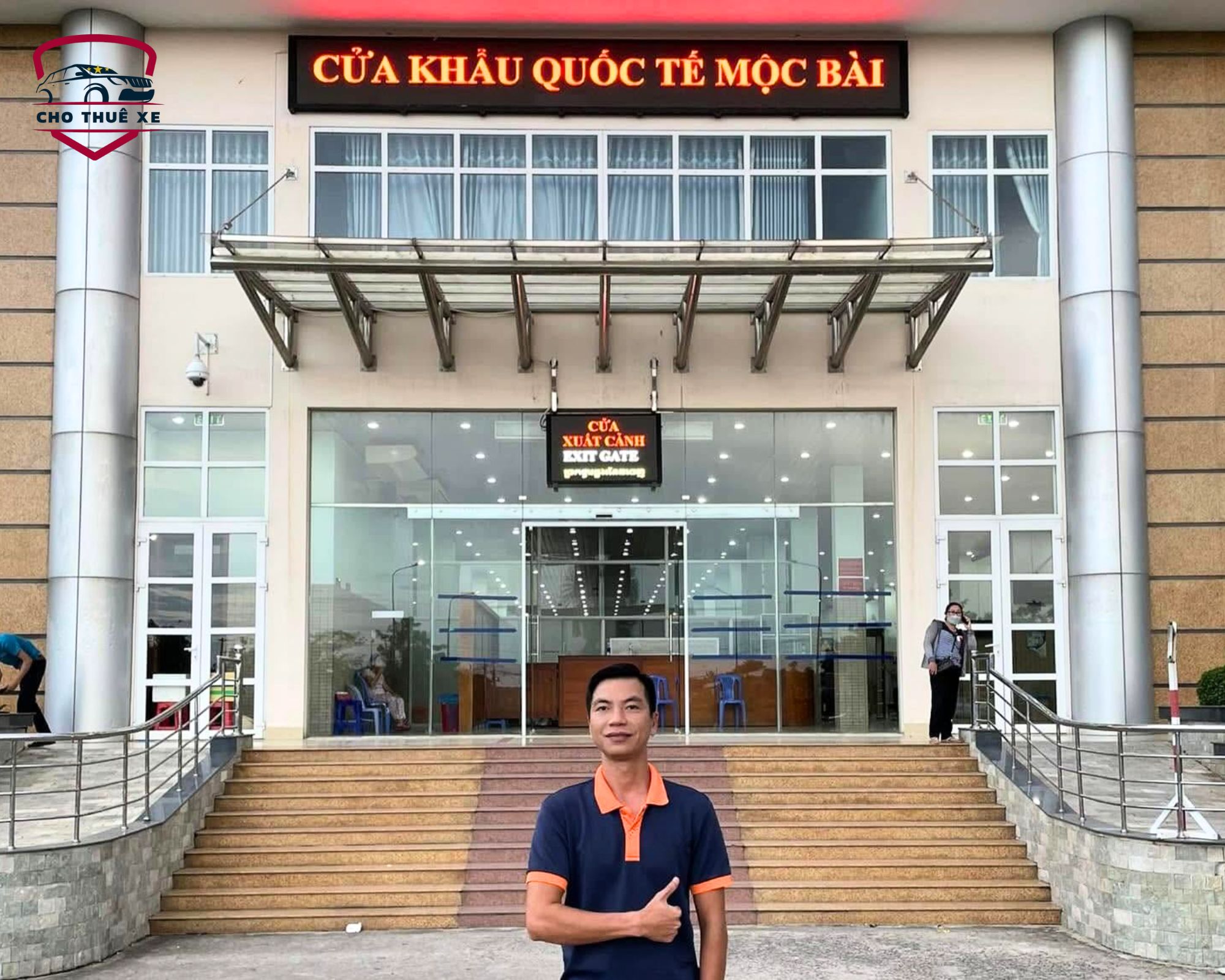Tài xế chụp hình trước cửa khẩu Mộc Bài chờ khách làm thủ tục nhập cảnh Việt Nam