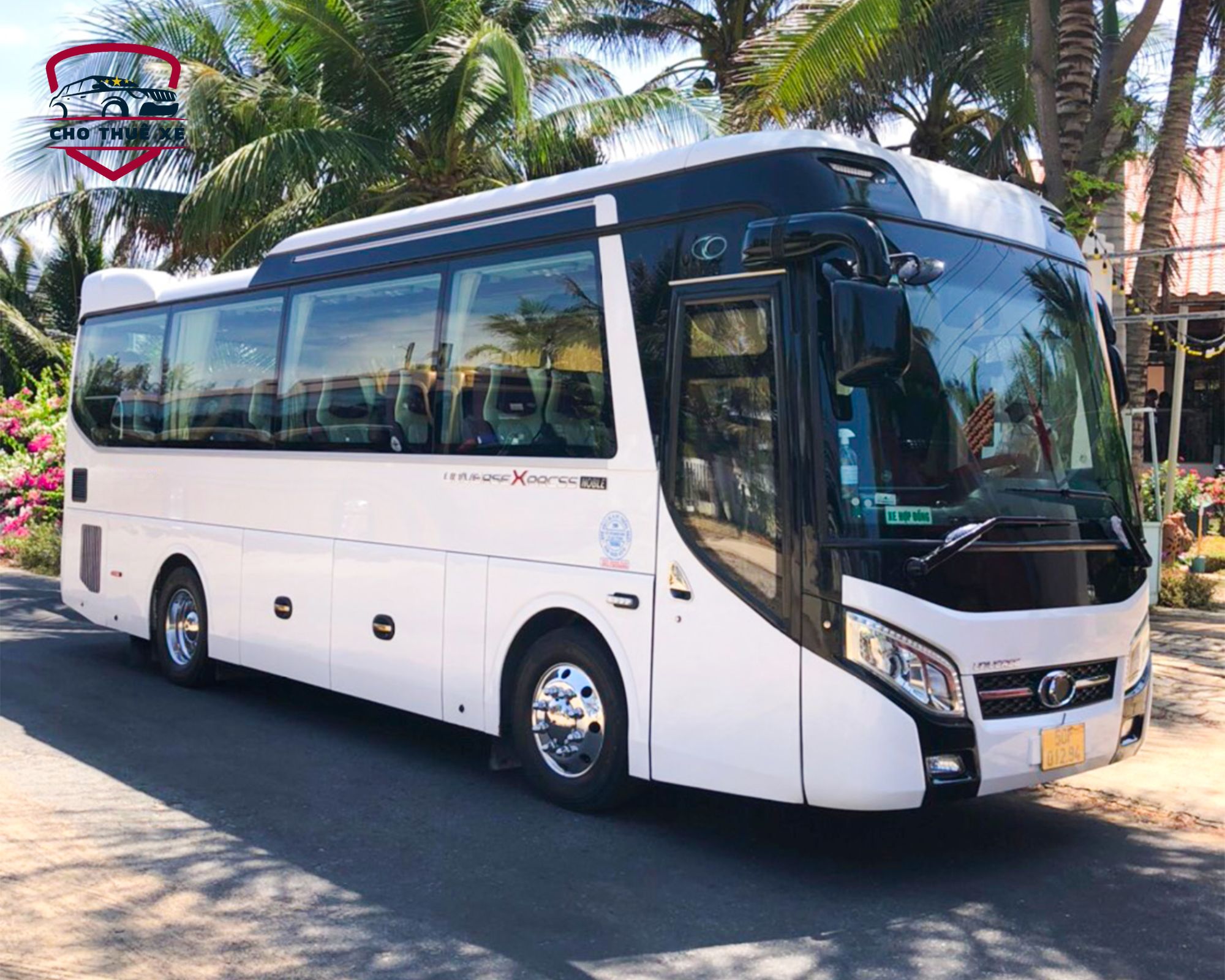Xe 29 chỗ đang đậu tại bãi biển Ninh Thuận