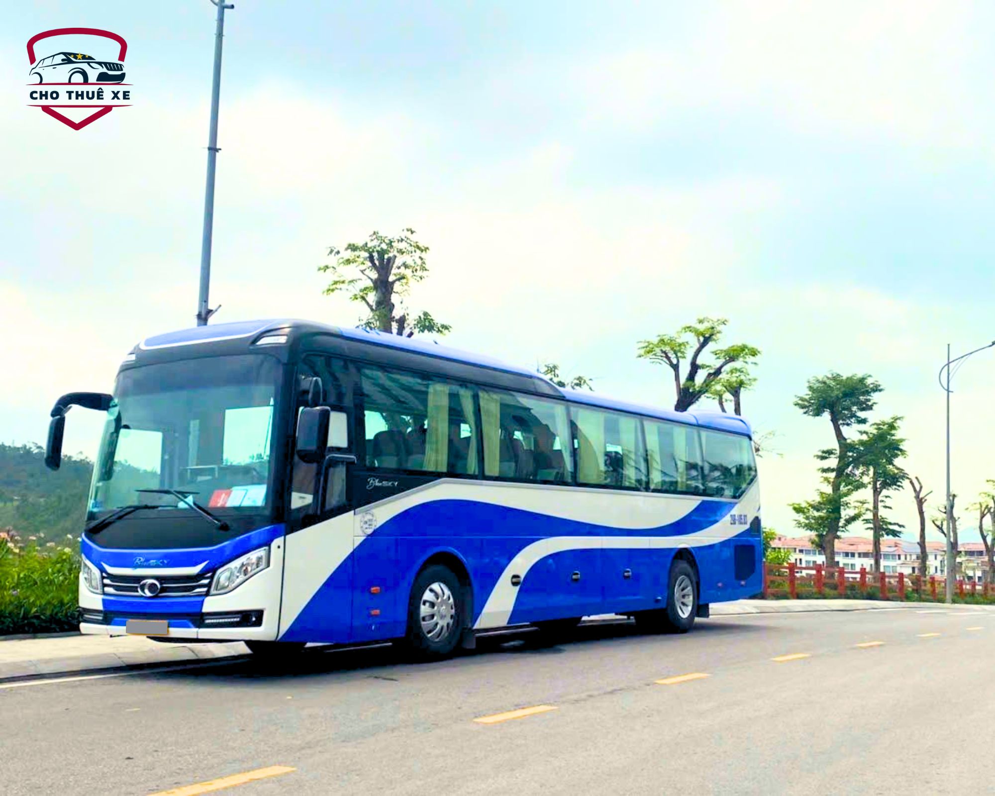 Xe 45 chỗ chờ đoàn khách đi Mộc Bài đi du lịch ở Campuchia