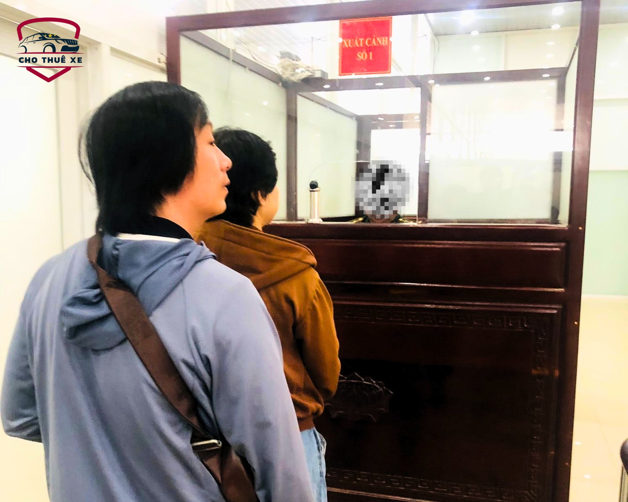 Khách xếp hàng làm thủ tục xuất cảng lại Mộc Bài