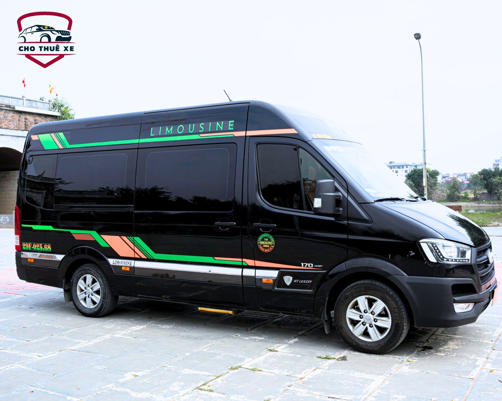 Chiếc limousine 12 chỗ đẳng cấp với thiết kế ngoại thất bắt mắt, lựa chọn hoàn hảo cho thuê xe limousine Hà Nội