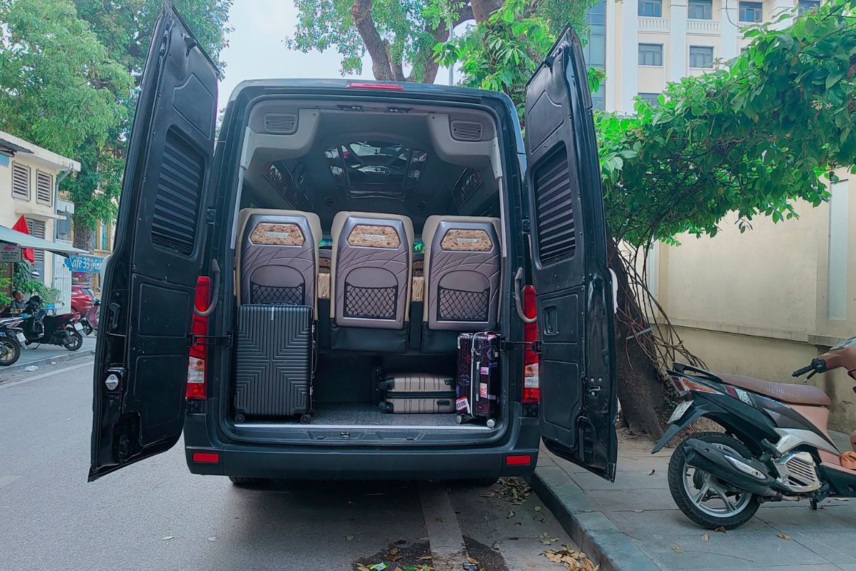 Chỗ bỏ hành lý trên xe limousine