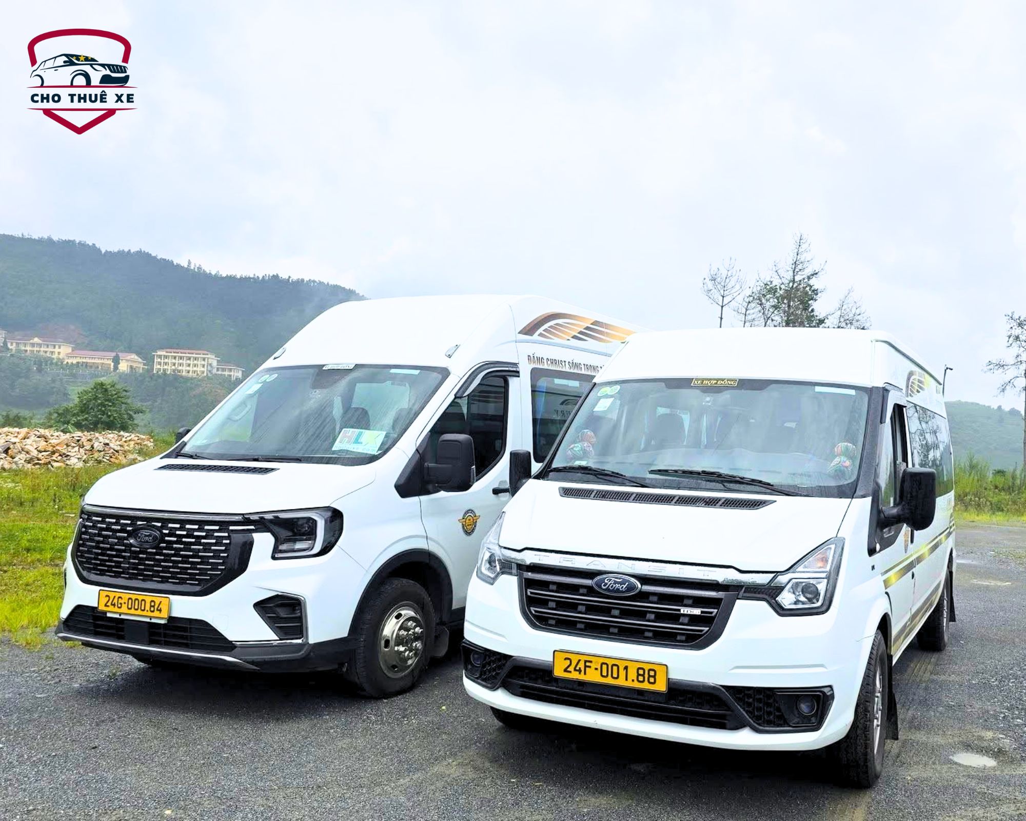 Dịch vụ thuê xe đi Bắc Hà dành cho đoàn đông người với hai xe Ford Transit trắng