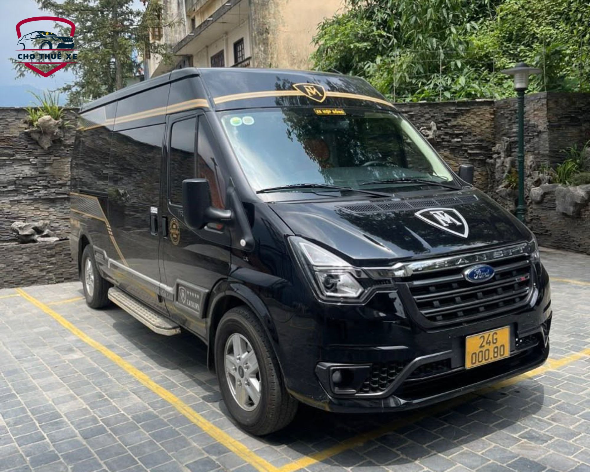 Dịch vụ thuê xe đi Bắc Hà sang trọng với xe limousine 9 chỗ màu đen