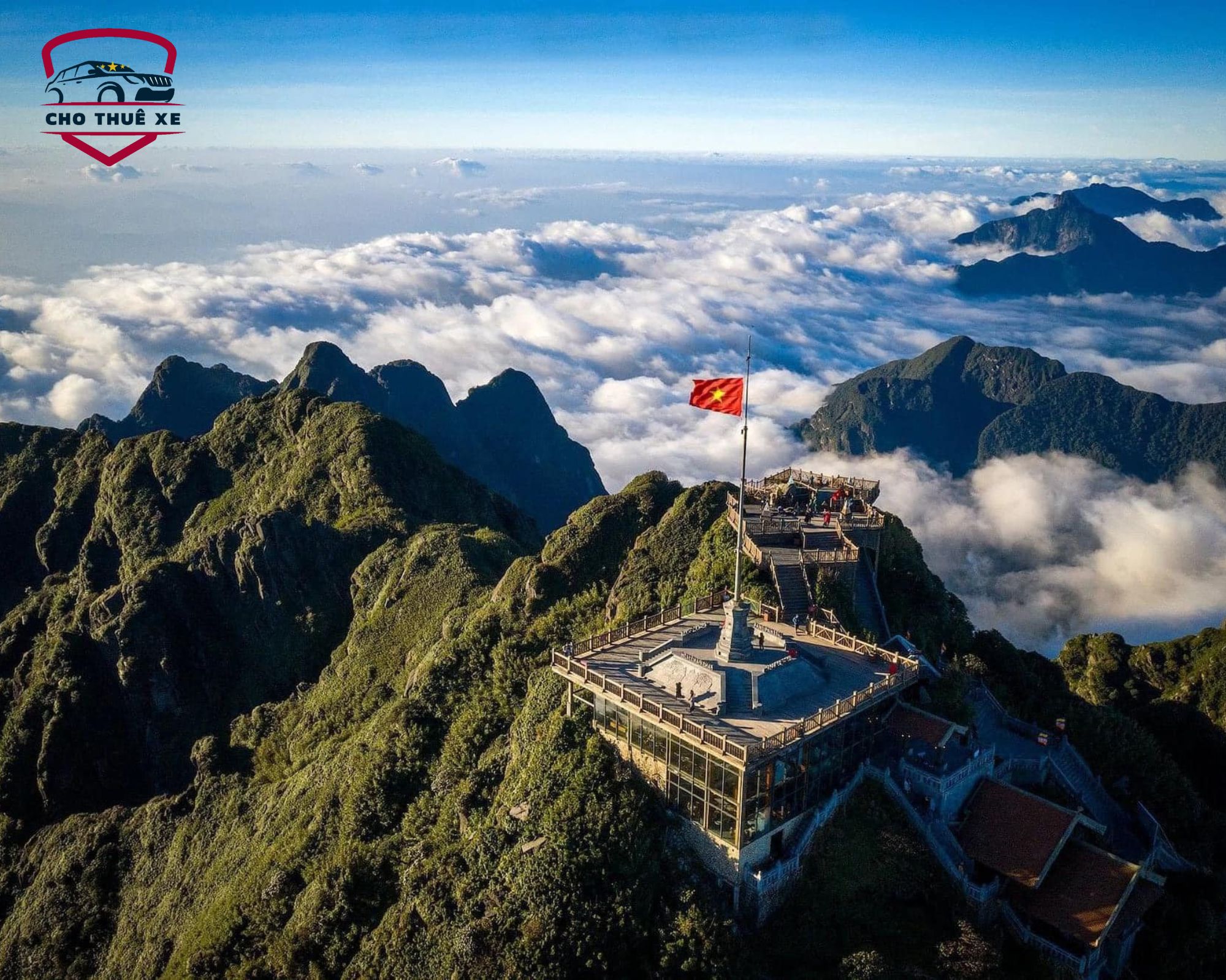 Đỉnh Fansipan hùng vĩ với mây phủ, điểm đến lý tưởng cho chuyến đi từ Hà Nội bằng dịch vụ thuê xe limousine Hà Nội