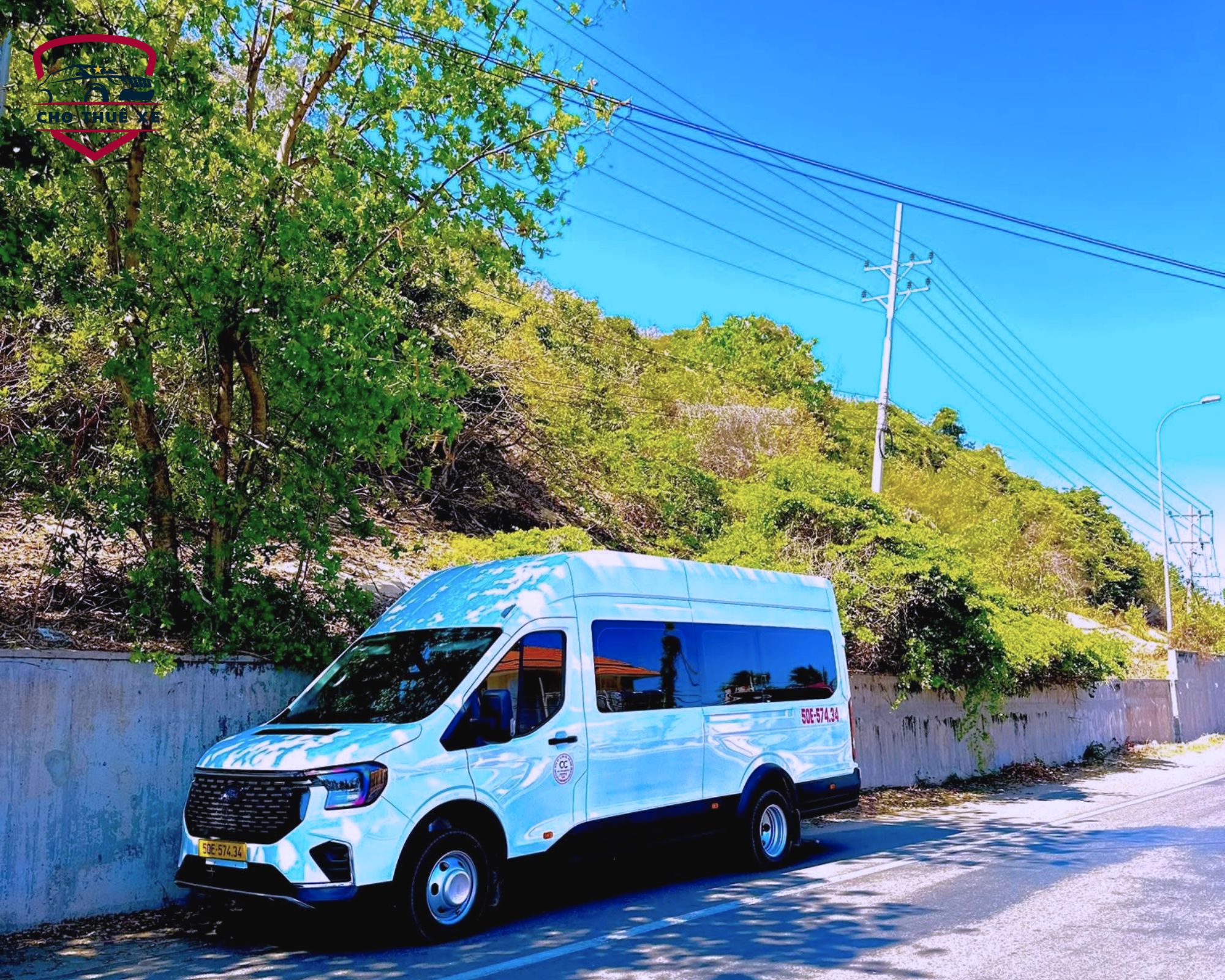 Dòng xe 16 chỗ Ford Transit đang chờ khách chụp hình ở Mũi Né