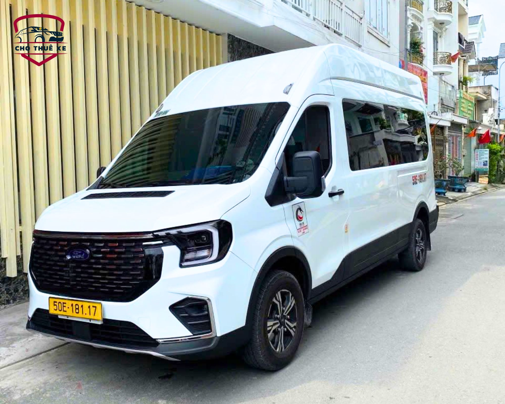 Ford Transit 16 chỗ màu trắng với không gian rộng cho đoàn khách