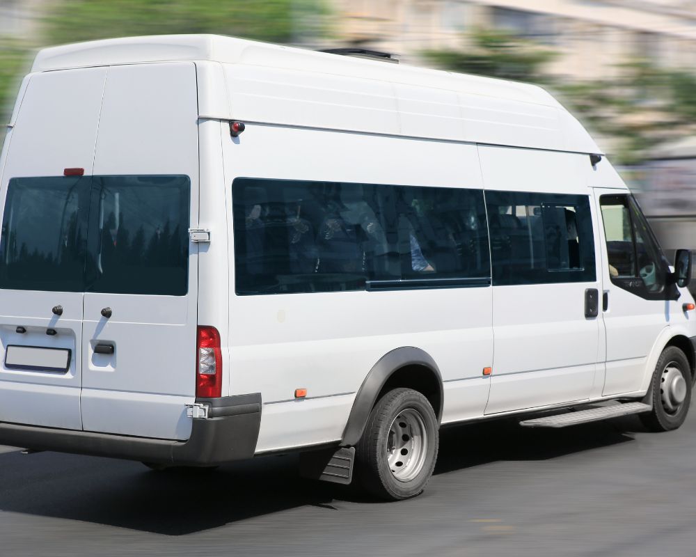 Ford Transit 16 chỗ màu trắng