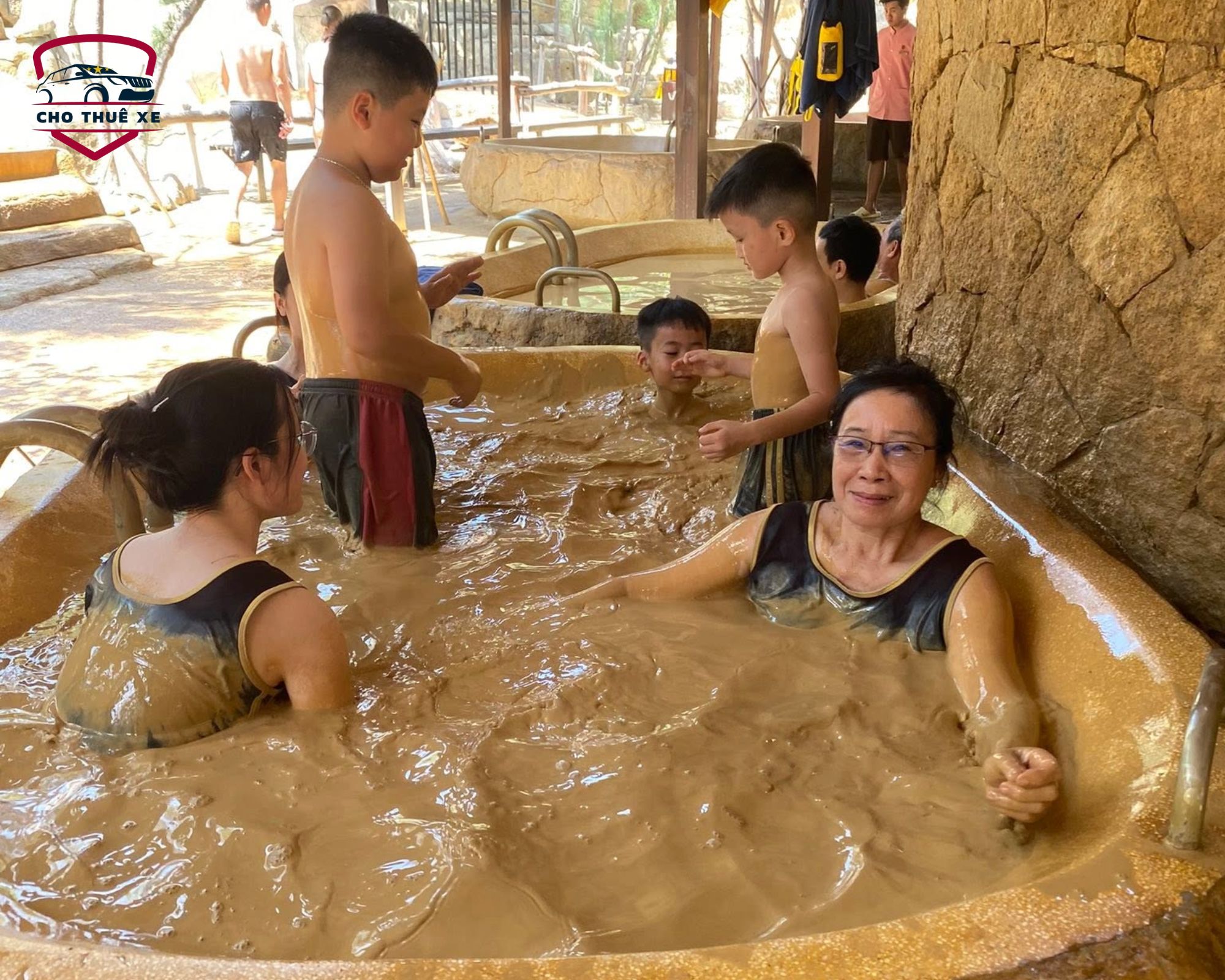 Gia đình du khách đang thư giãn tại khu tắm bùn ở I Resort