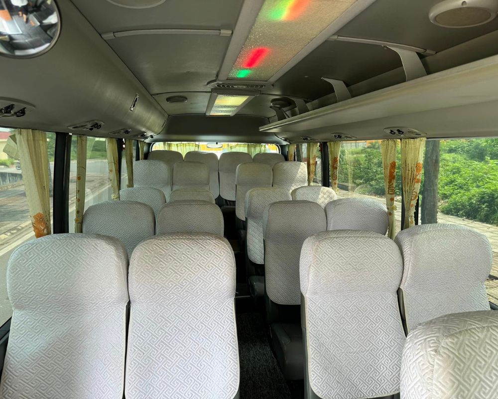 Hyundai County 29 chỗ nội thất màu trắng đơn giản