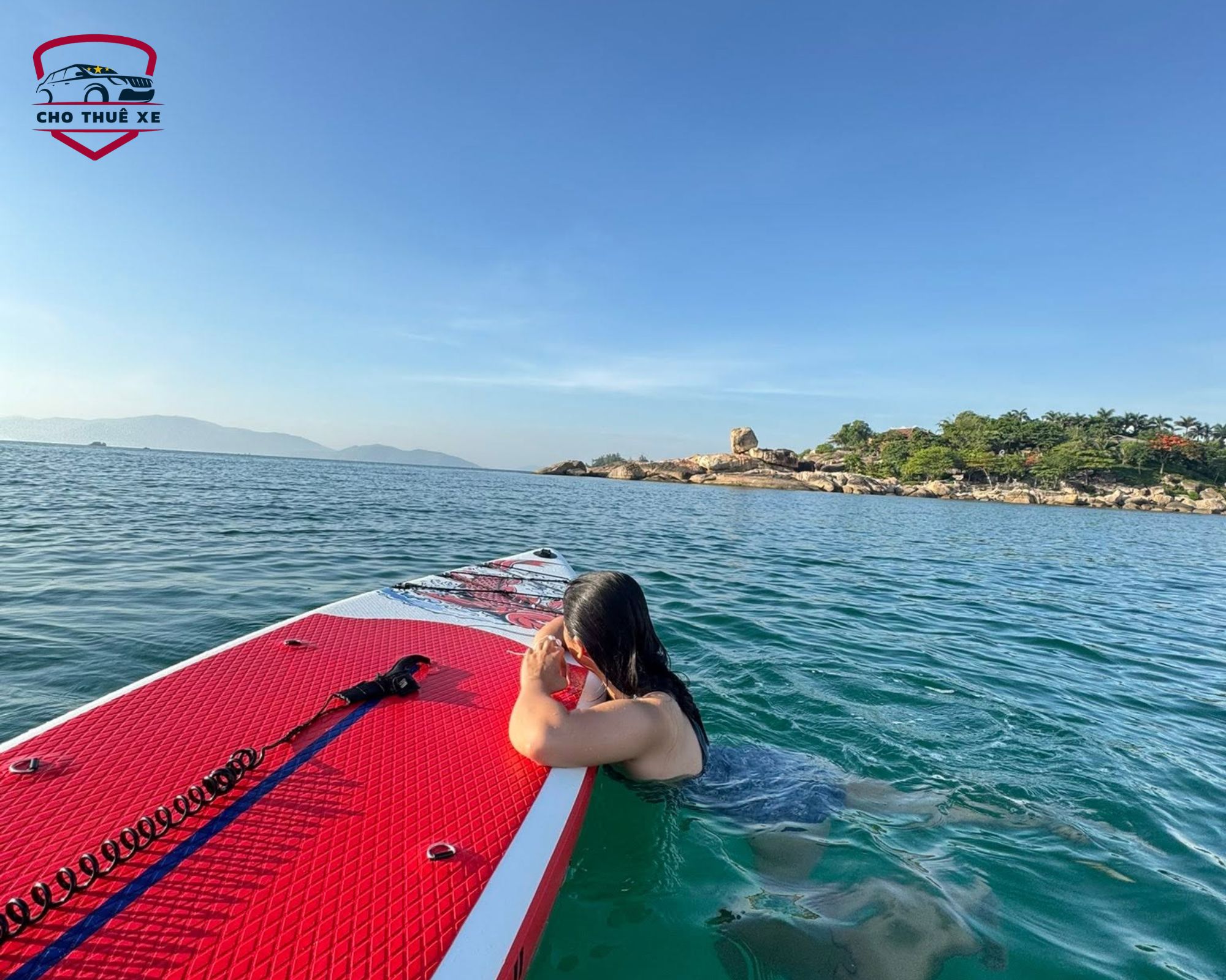 Khách du lịch chèo SUP tại khu vực Hòn Chồng