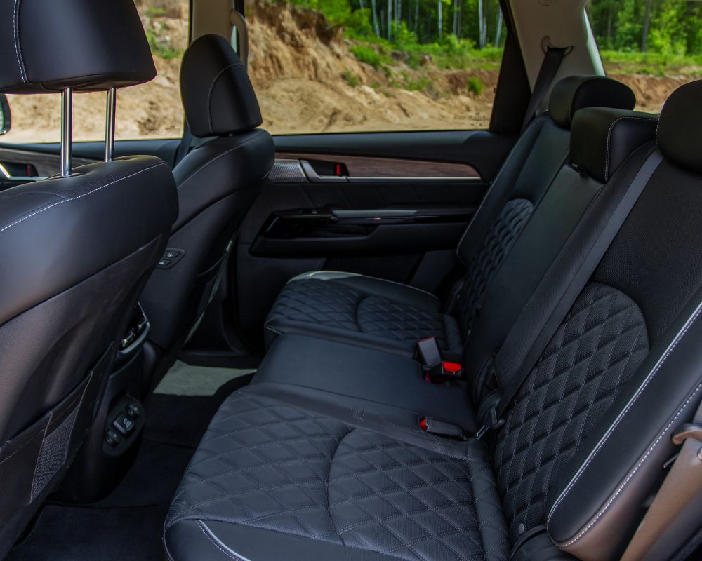 Không gian nội thất của Pajero Sport 7 chỗ thoải mái cho cả 7 hành khách