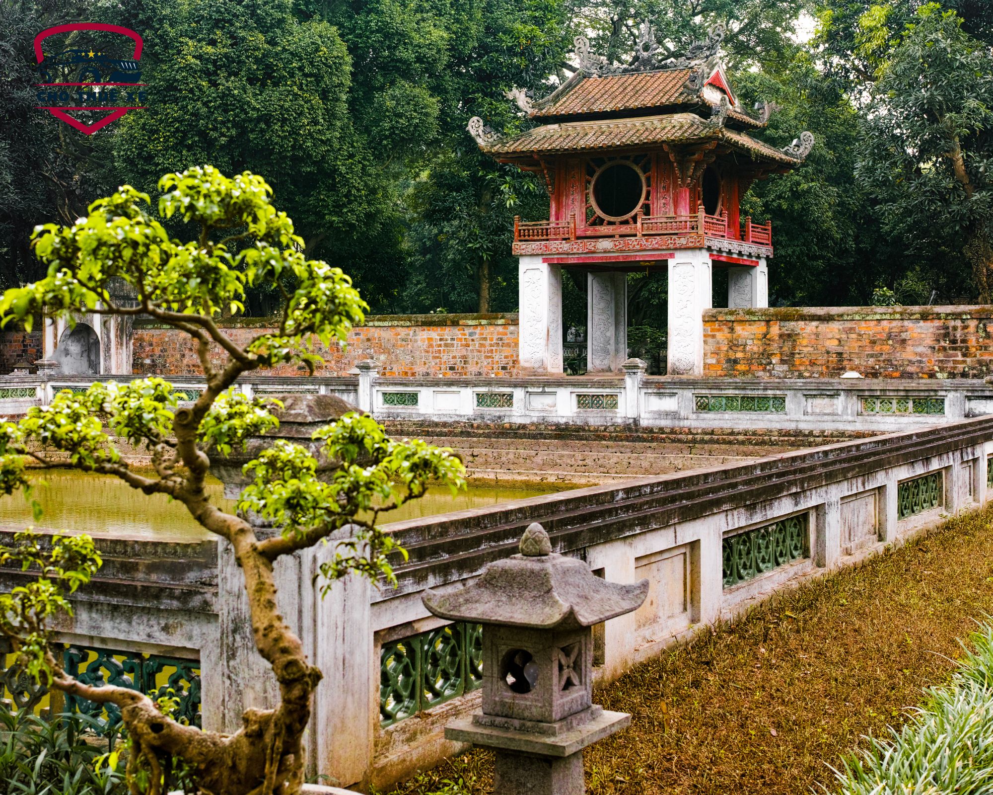 Kiến trúc cổ kính của Văn Miếu - Quốc Tử Giám, một điểm đến văn hóa quan trọng khi thuê xe limousine Hà Nội