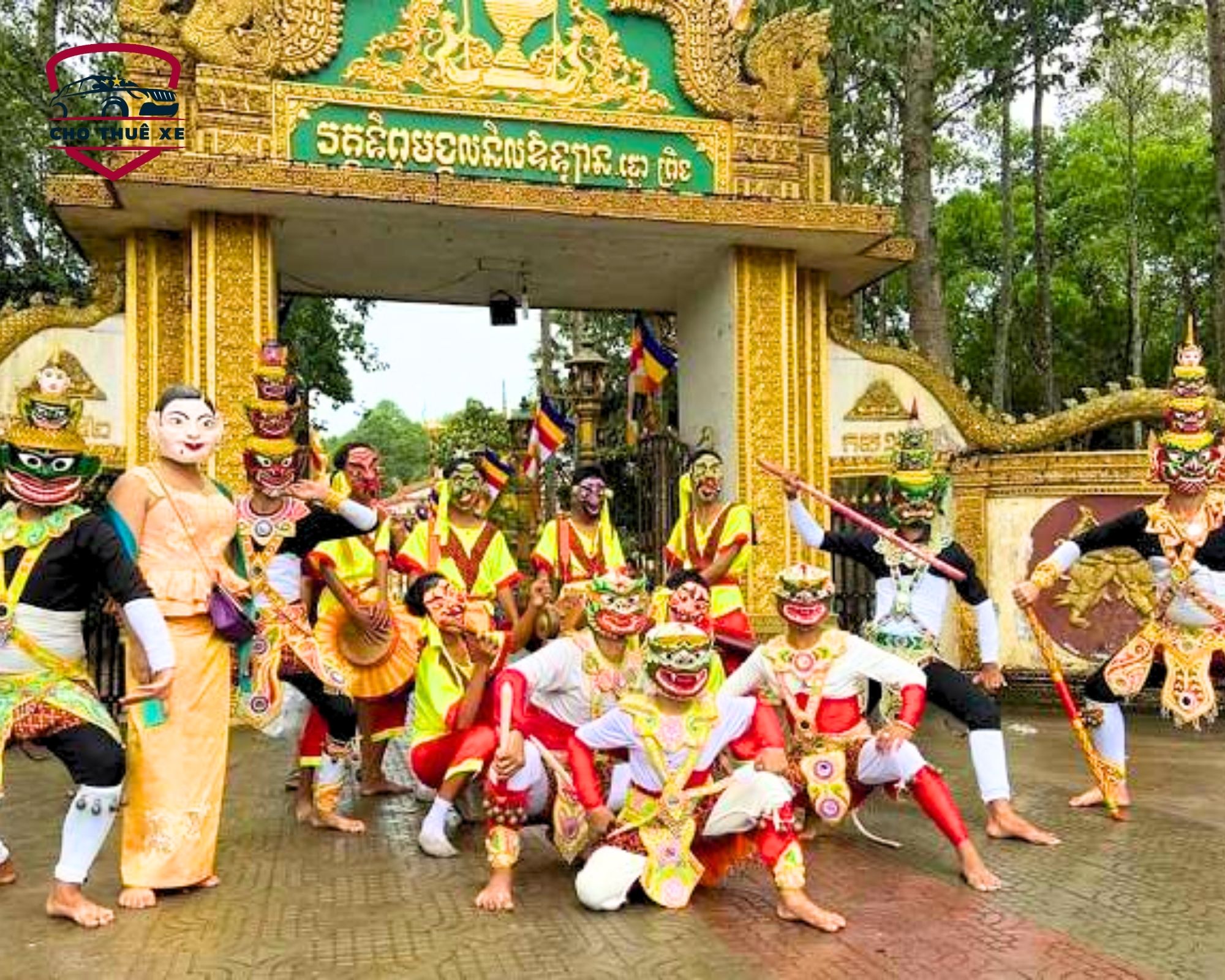 Lễ Pchum Ben với đoàn múa mặt nạ Khmer trước cổng chùa trang trí rực rỡ