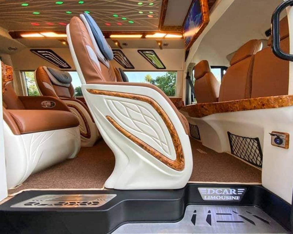 Limousine 12 chỗ được thiết kế với không gian rộng rãi
