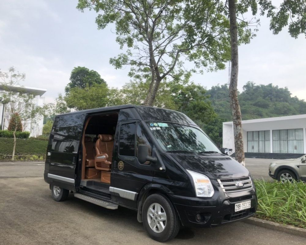 Limousine 9 chỗ màu đen sang trọng
