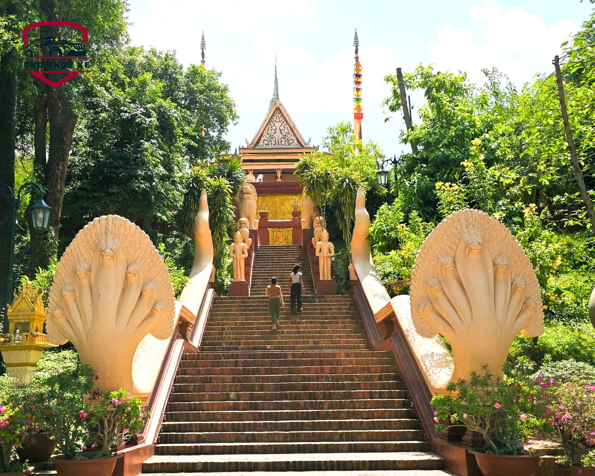 Lối lên chùa Wat Phnom với cầu thang đá và tượng rắn thần Naga uy nghi