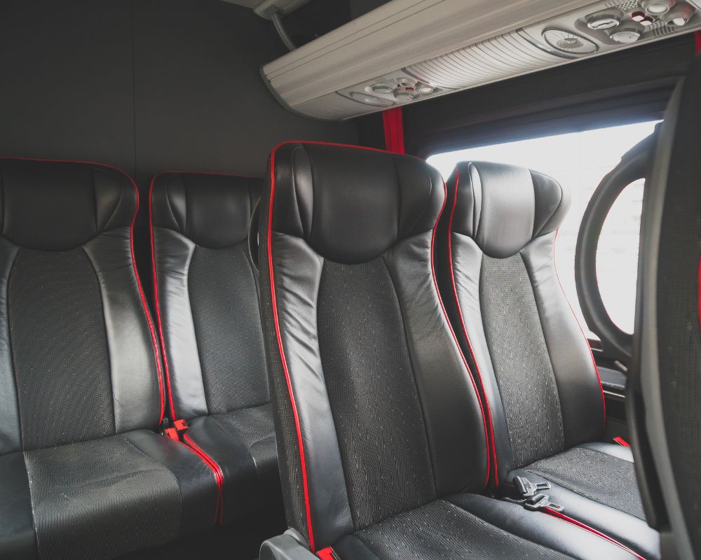 Mer sprinter 16 chỗ nội thất đỏ đen với ghế bọc da