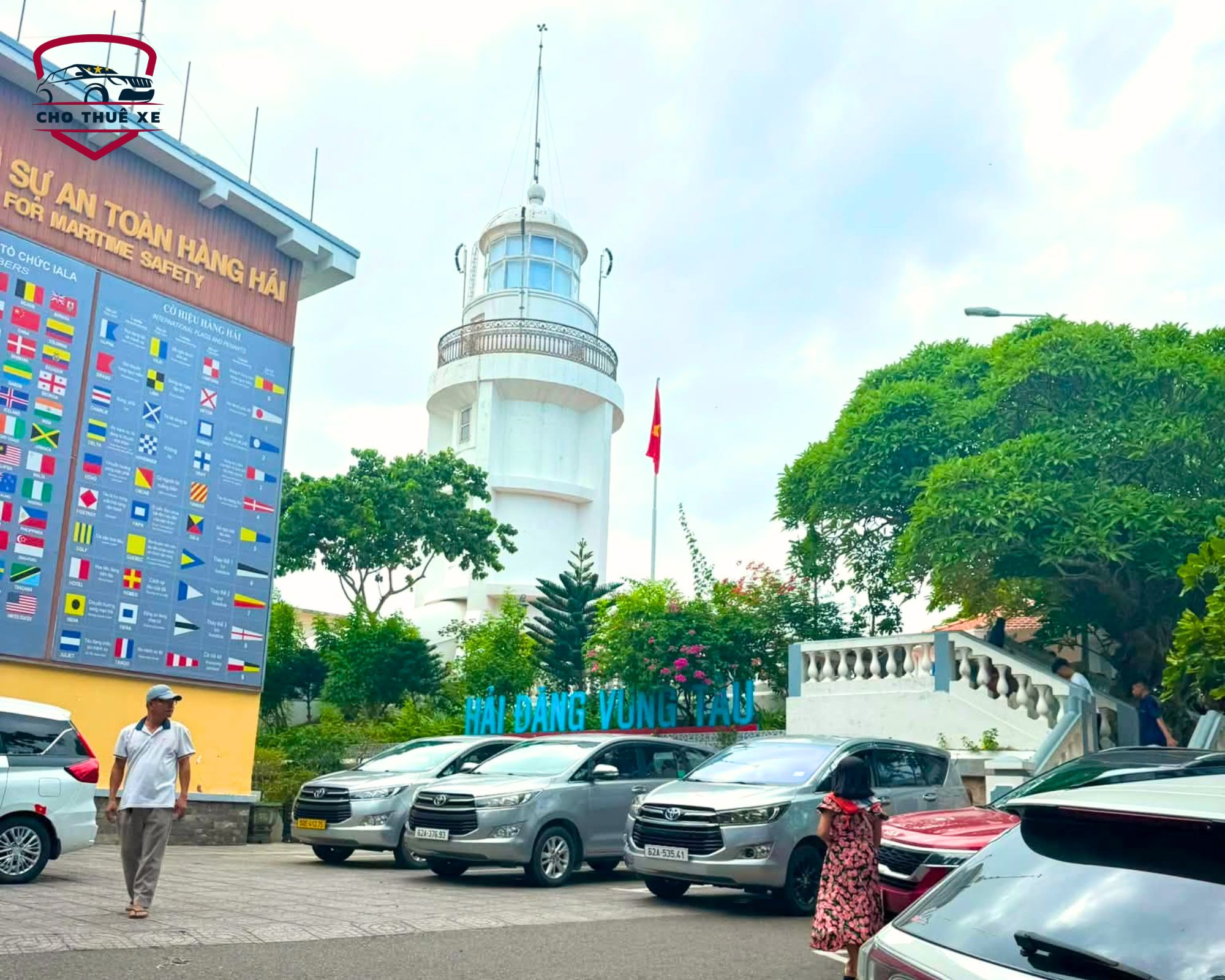 Ngọn Hải Đăng Vũng Tàu màu trắng nổi bật dưới bầu trời xanh