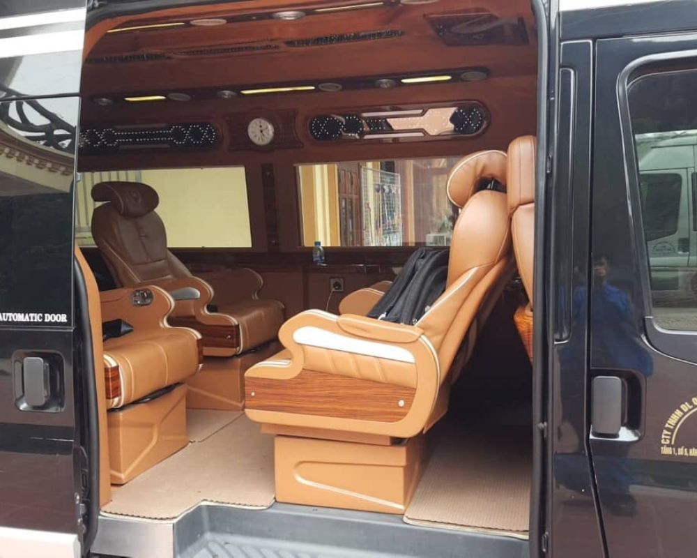 Nội thất Limousine 9 chỗ bọc da cao cấp