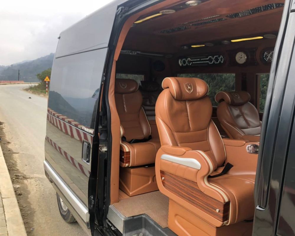 Nội thất Limousine 9 chỗ rộng rãi
