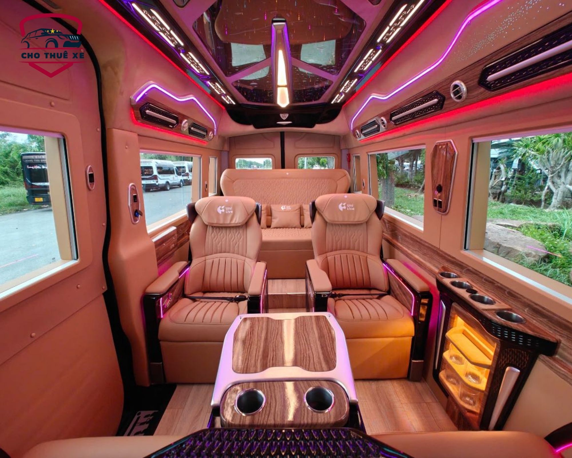 Nội thất xe limousine 9 chỗ sang trọng với đèn LED và ghế da cao cấp, hoàn hảo cho thuê xe limousine Hà Nội