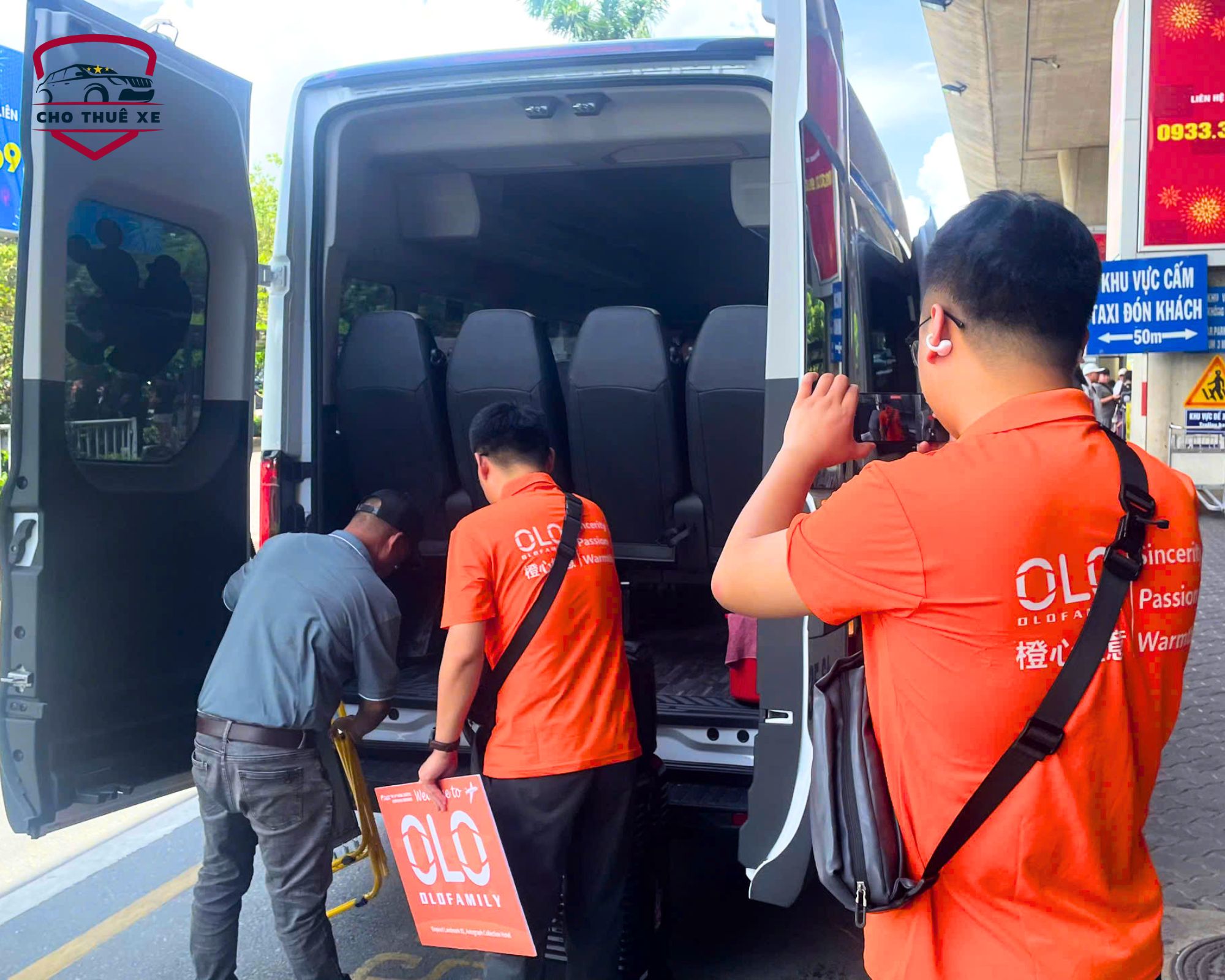 Tài xế đang giao tiếp và hỗ trợ khách khi đón sân bay Tân Sơn Nhất