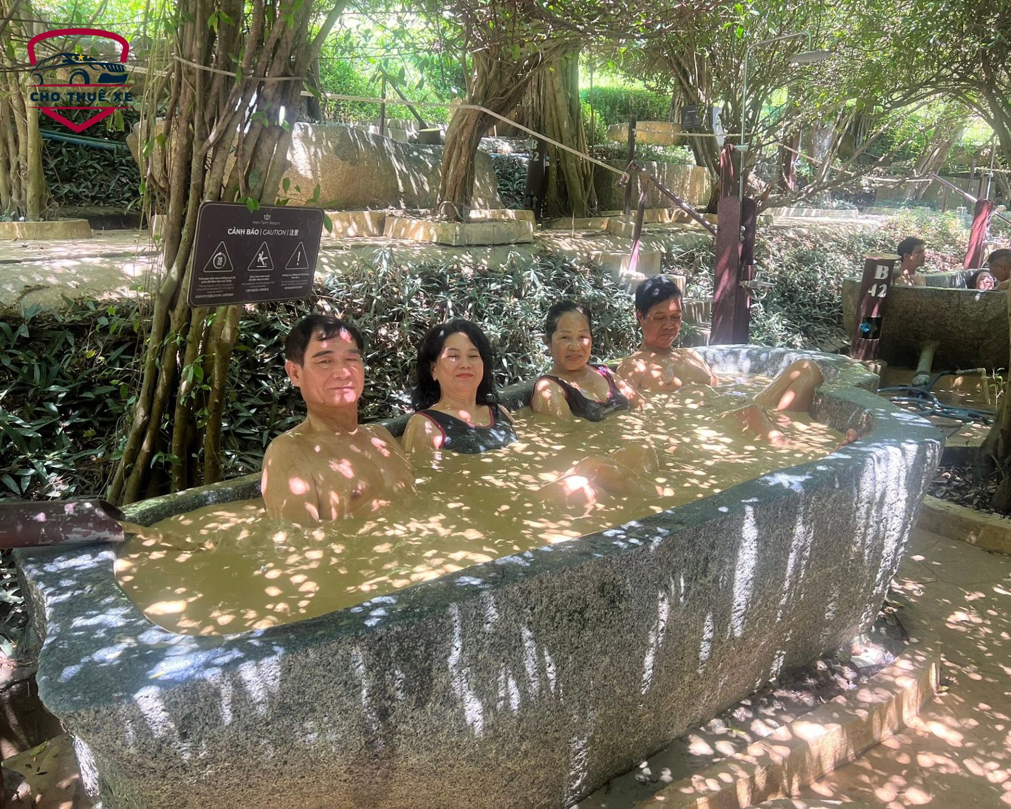 Tắm bùn ở Hòn Tằm