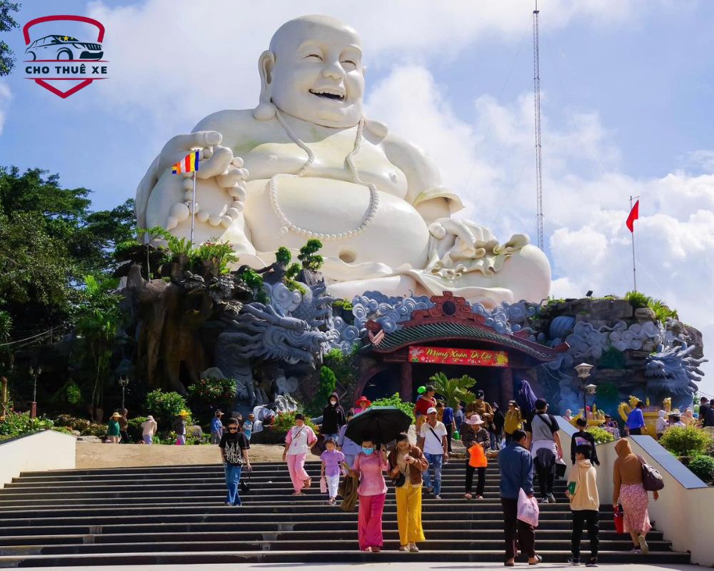 Tham quan tượng Phật Di Lặc tại Núi Cấm