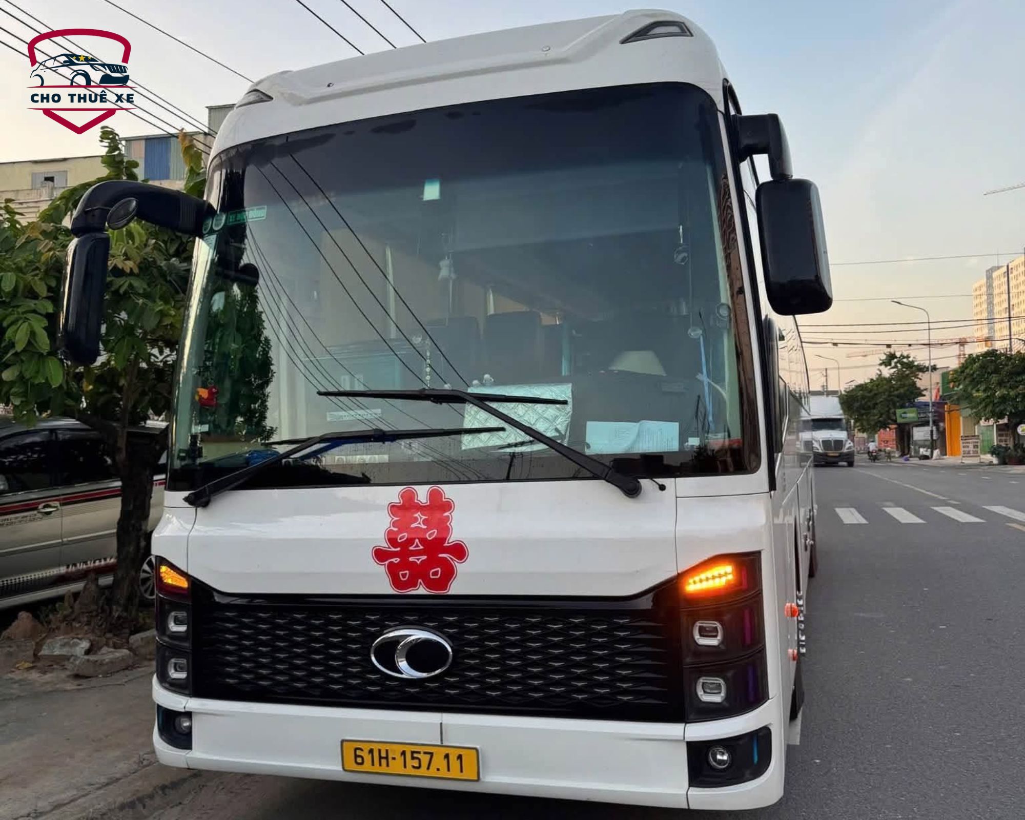 Thuê xe cưới 29 chỗ cho gai đình và họ hàng