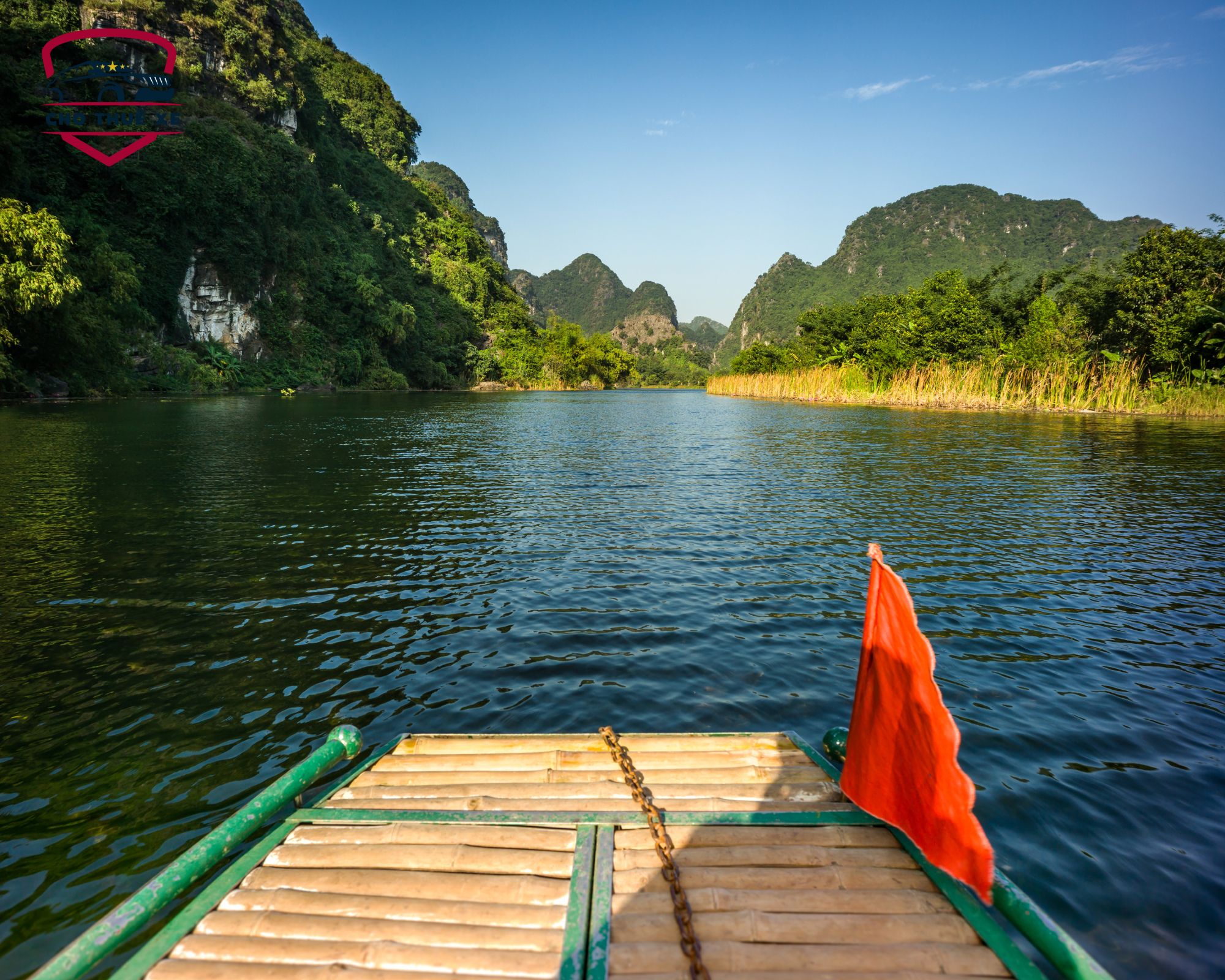 Thuyền nan trên sông ở Tam Cốc Bích Động, lá cờ đỏ phấp phới