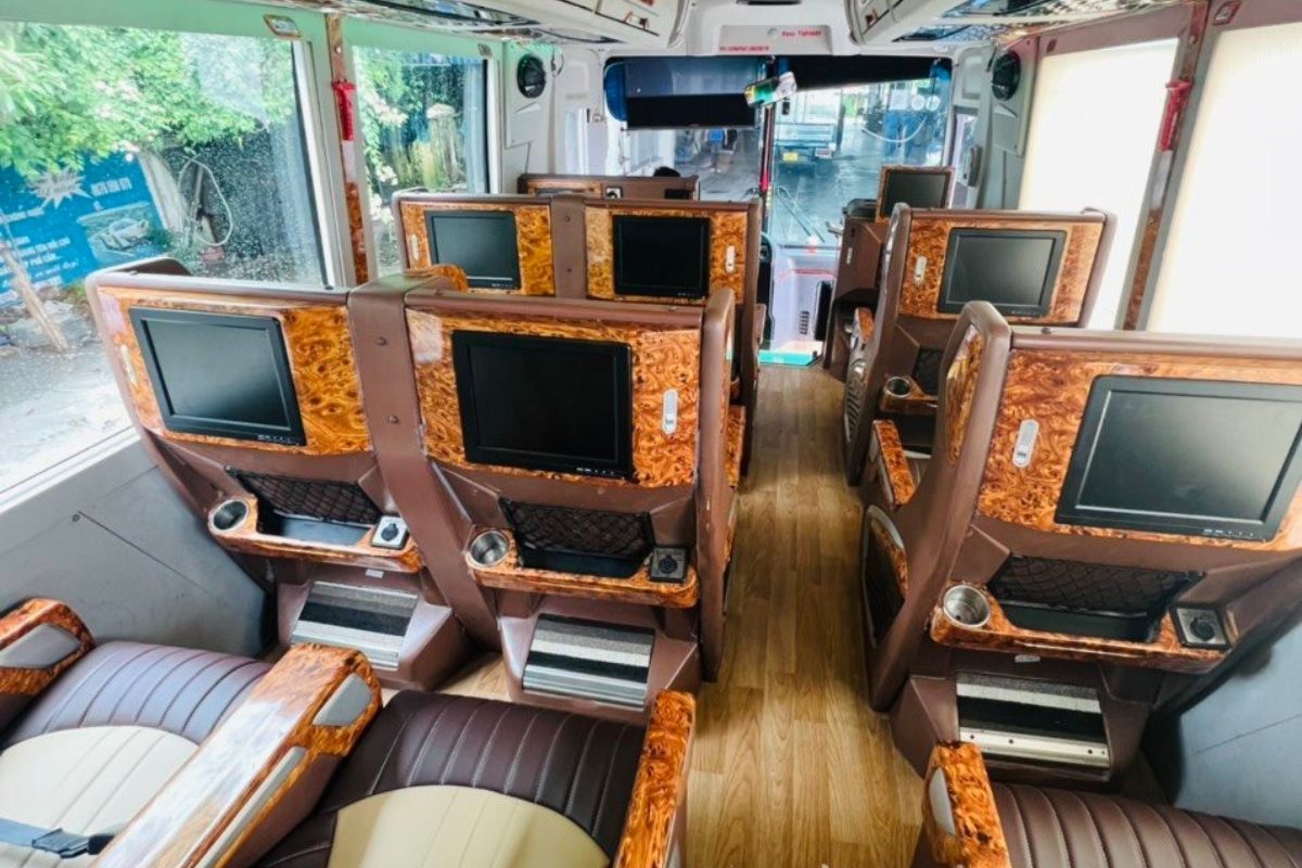 Xe limousine trang bị tiện ích gồm có màn hình LCD, dàn Karaoke, cổng sạc usb