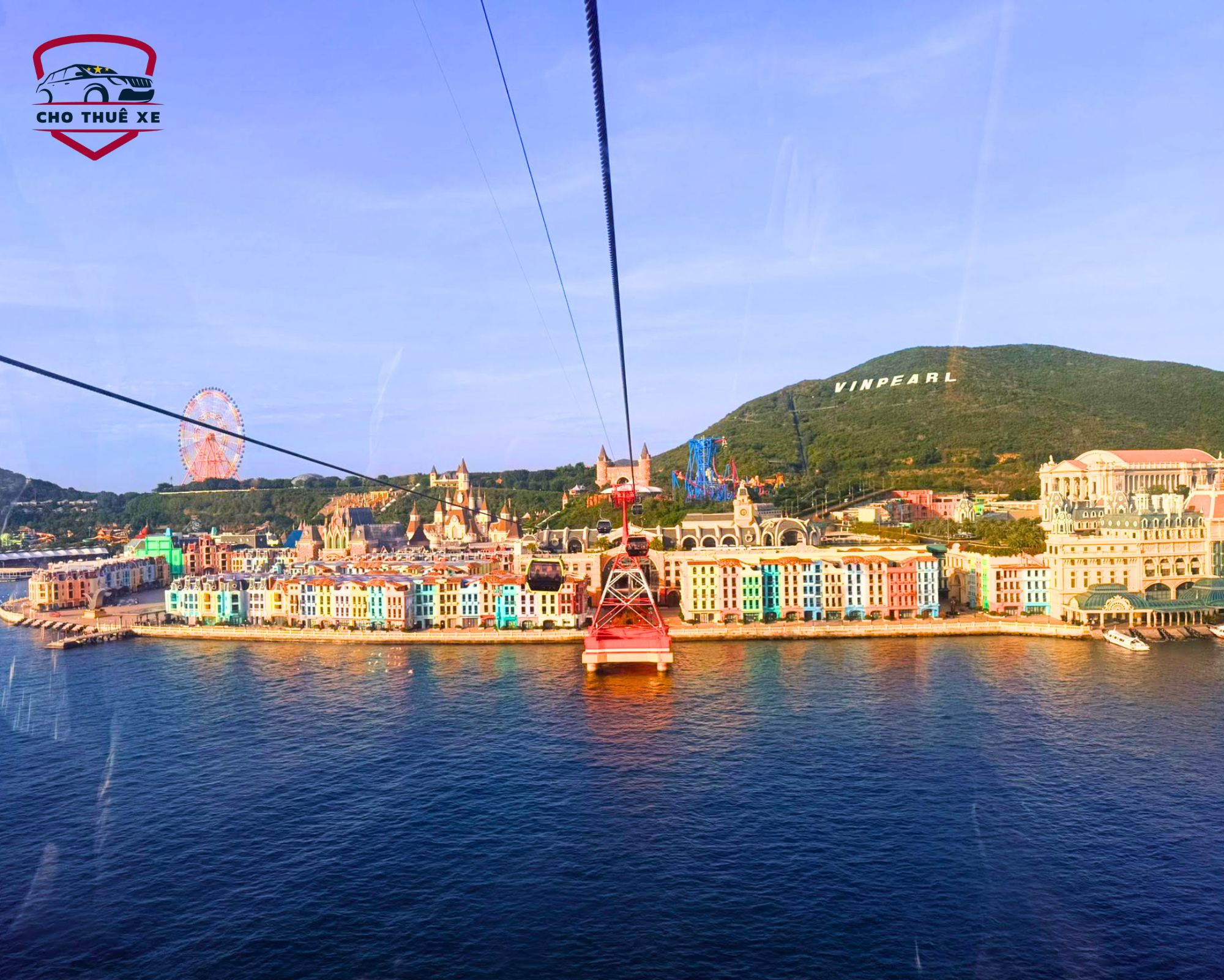 VinWonders Nha Trang được nhìn từ cáp treo từ đất liền qua đảo