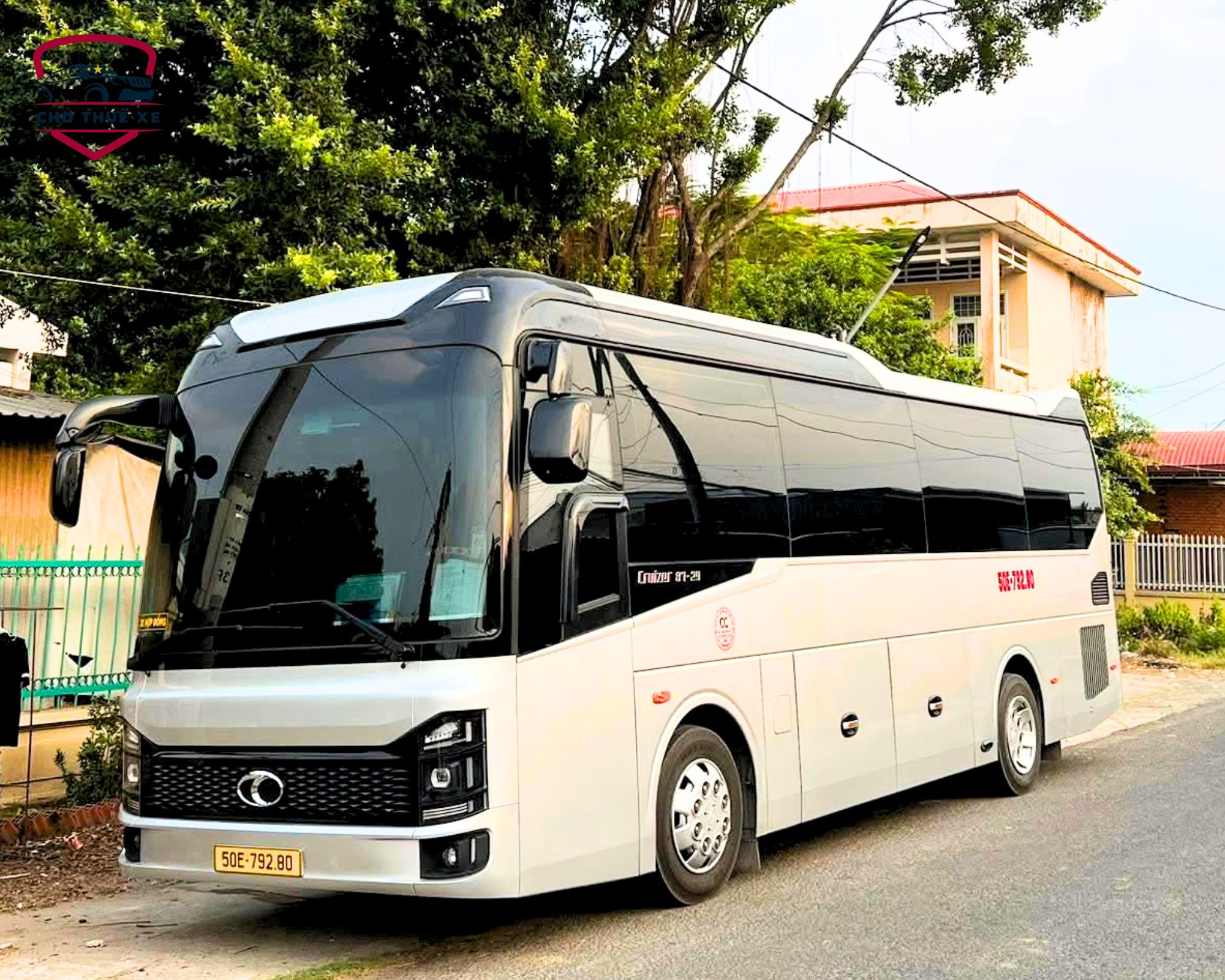 Xe 29 chỗ vừa đưa đoan công ty nước ngoài đi khảo sát nhà máy ở Long An