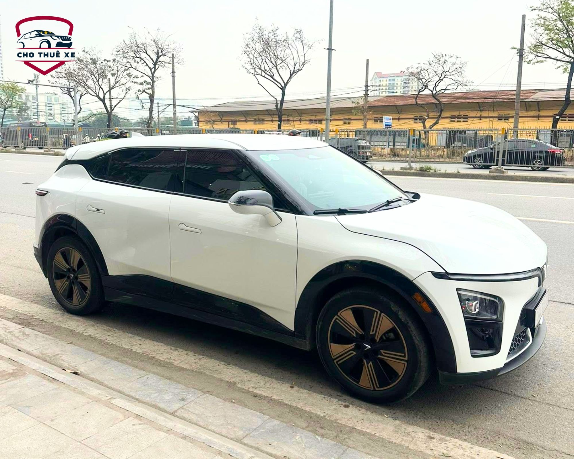 Xe 4 chỗ đang đậu đón khách ở trên đường Bắc Hà