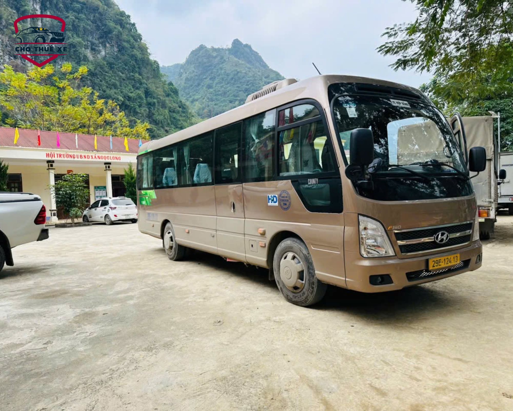 Xe bus 29 chỗ Hyundai cho thuê xe đi Bắc Hà đỗ giữa khung cảnh núi rừng