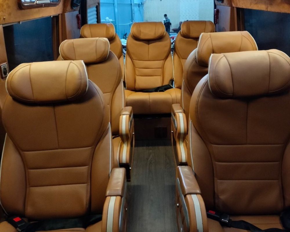 Xe limousine 9 chỗ Ford Transit