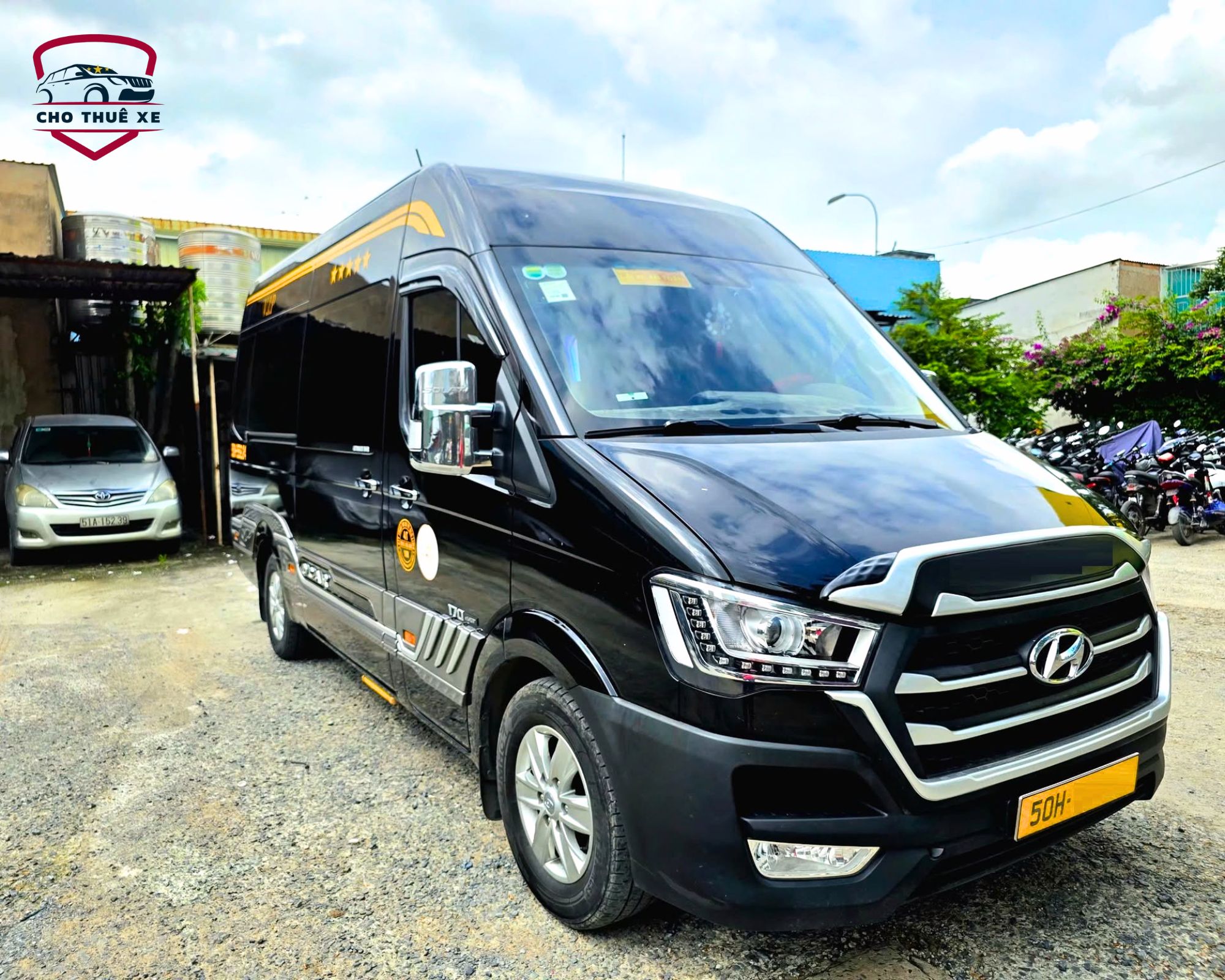 Xe limousine 9 chỗ màu đen với không gian rộng rãi cho hành khách
