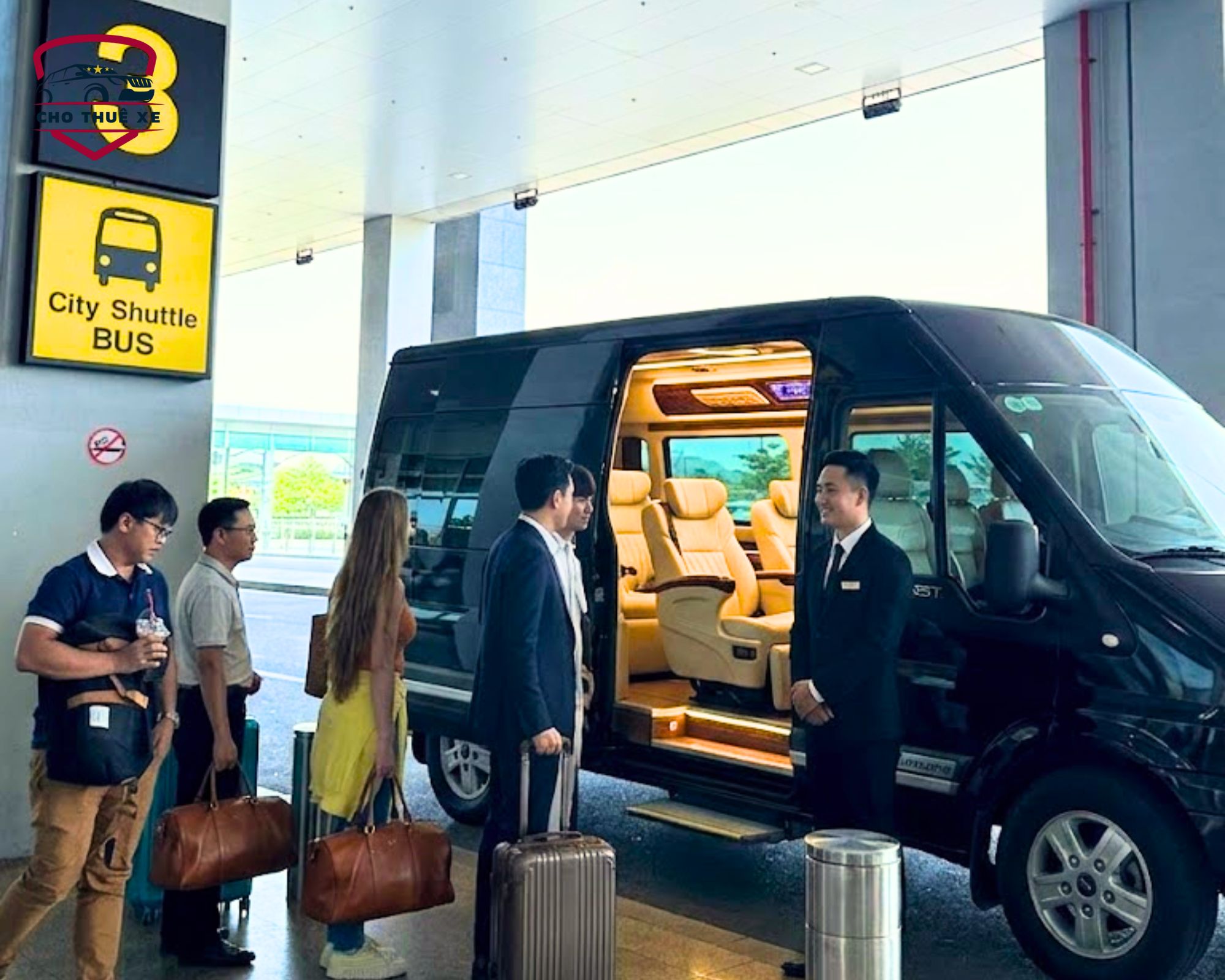 Xe limousine đón khách tại sân bay Cam Ranh