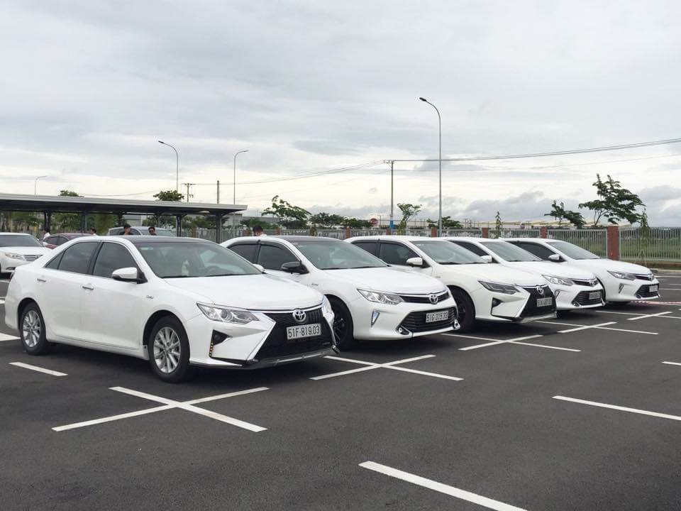 Thuê xe ô tô 4 chỗ có tài biết tiếng Anh