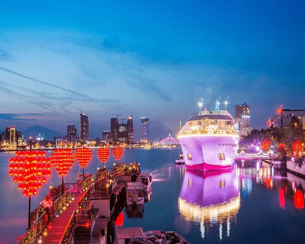Cầu Tình Yêu là địa điểm check in lãng mạn cho các cặp đôi