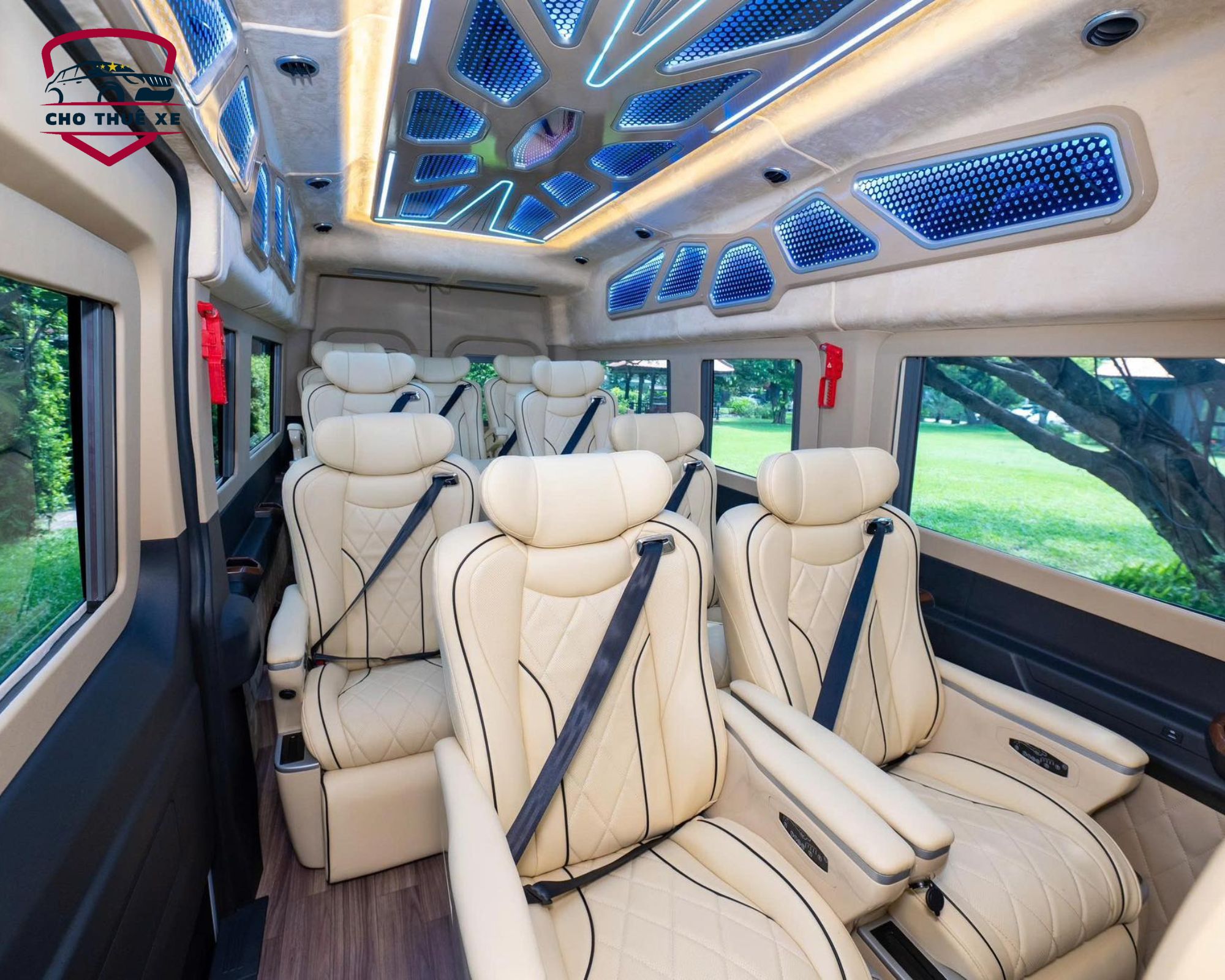 Bên trong xe limousine 12 chỗ được thiết kế theo phong cách VIP, với các hàng ghế bọc da êm ái, hệ thống đèn chiếu sáng trần hiện đại và không gian rộng rãi