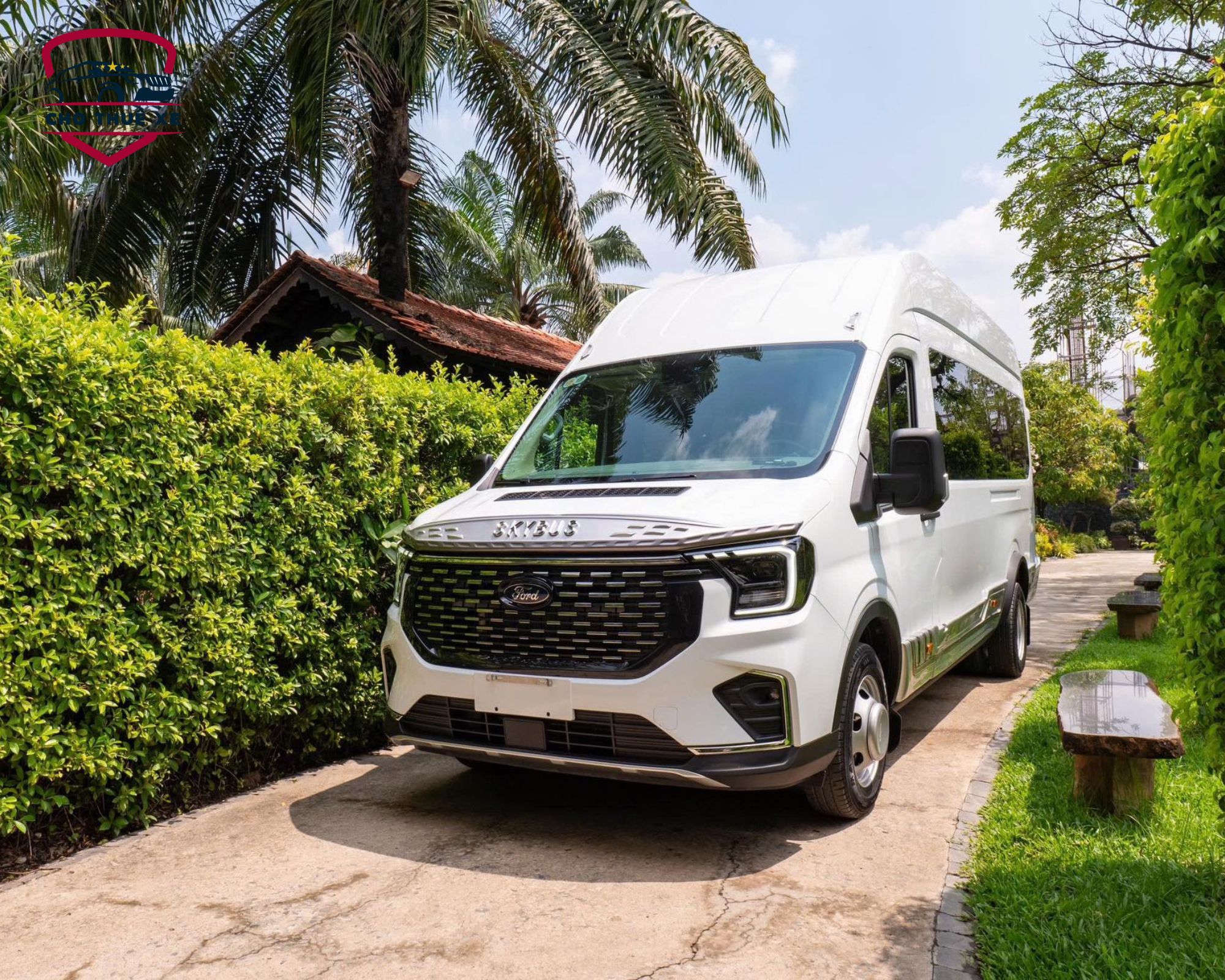 Chiếc xe van 9 chỗ màu trắng, hiện đại với thiết kế mặt trước mạnh mẽ