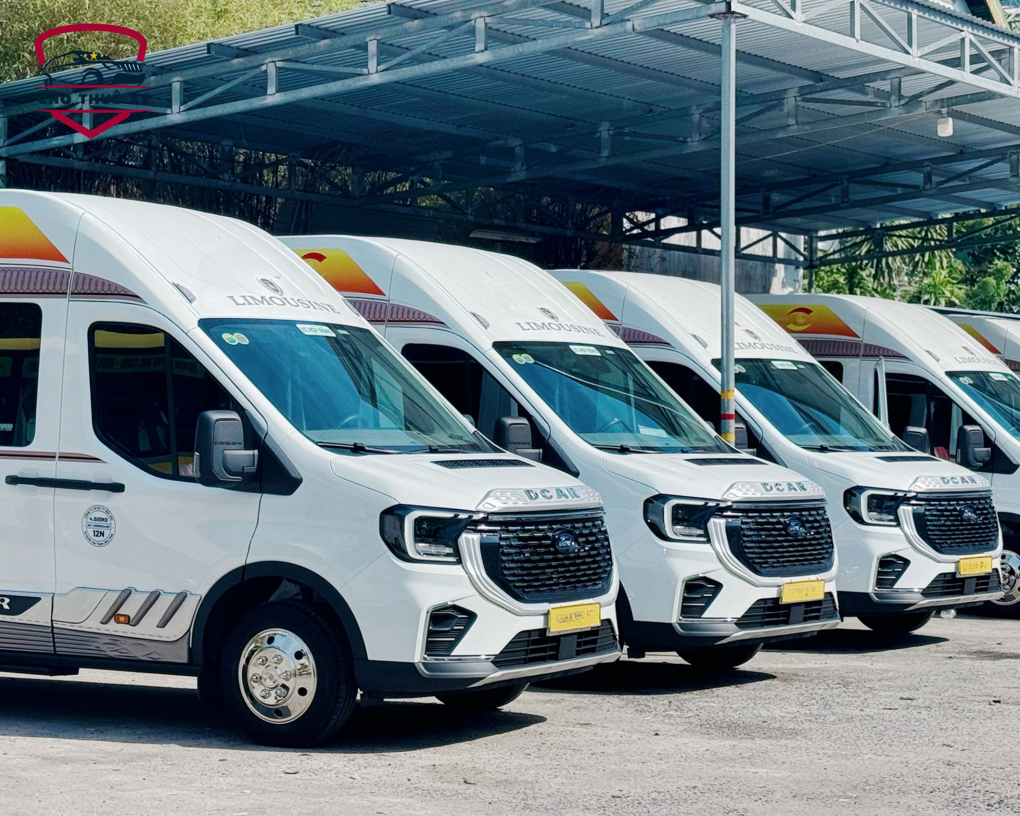 Dàn xe limousine 9 chỗ DCar màu trắng hiện đại sẵn sàng cho dịch vụ thuê xe limousine Hà Nội 4 ngày