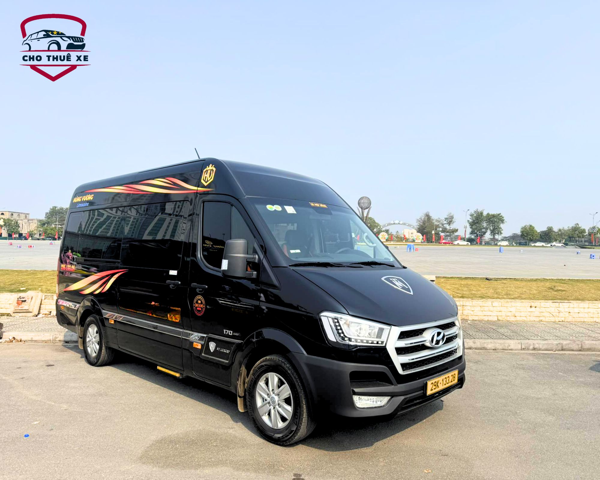 Dòng xe limousine 12 chỗ hiện đại, ngoại thất lịch lãm sẵn sàng phục vụ thuê xe Hà Nội 4 ngày